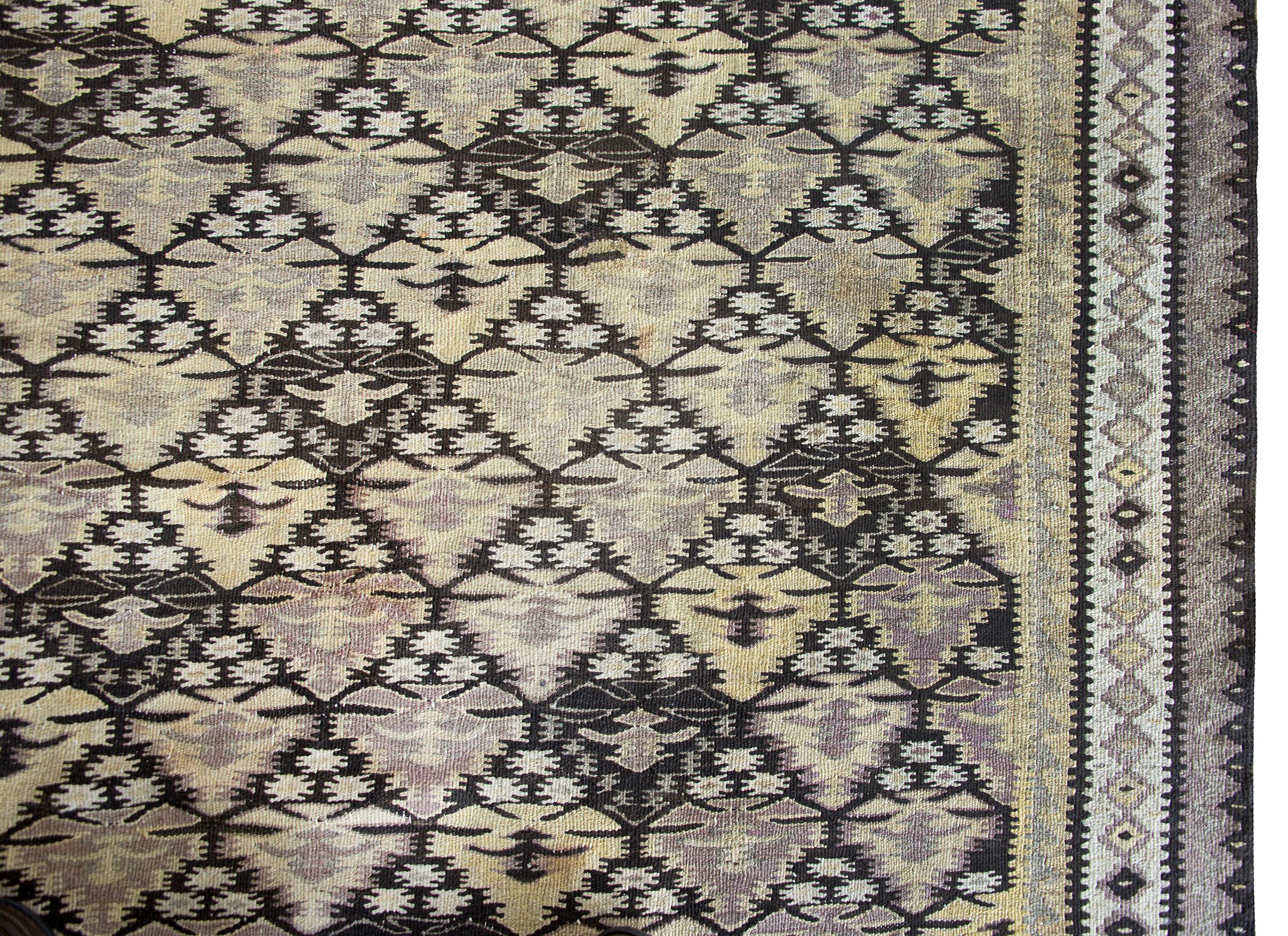 Persischer Qazvin-Kelim-Teppich des frühen 20. Jahrhunderts (Mitte des 20. Jahrhunderts) im Angebot