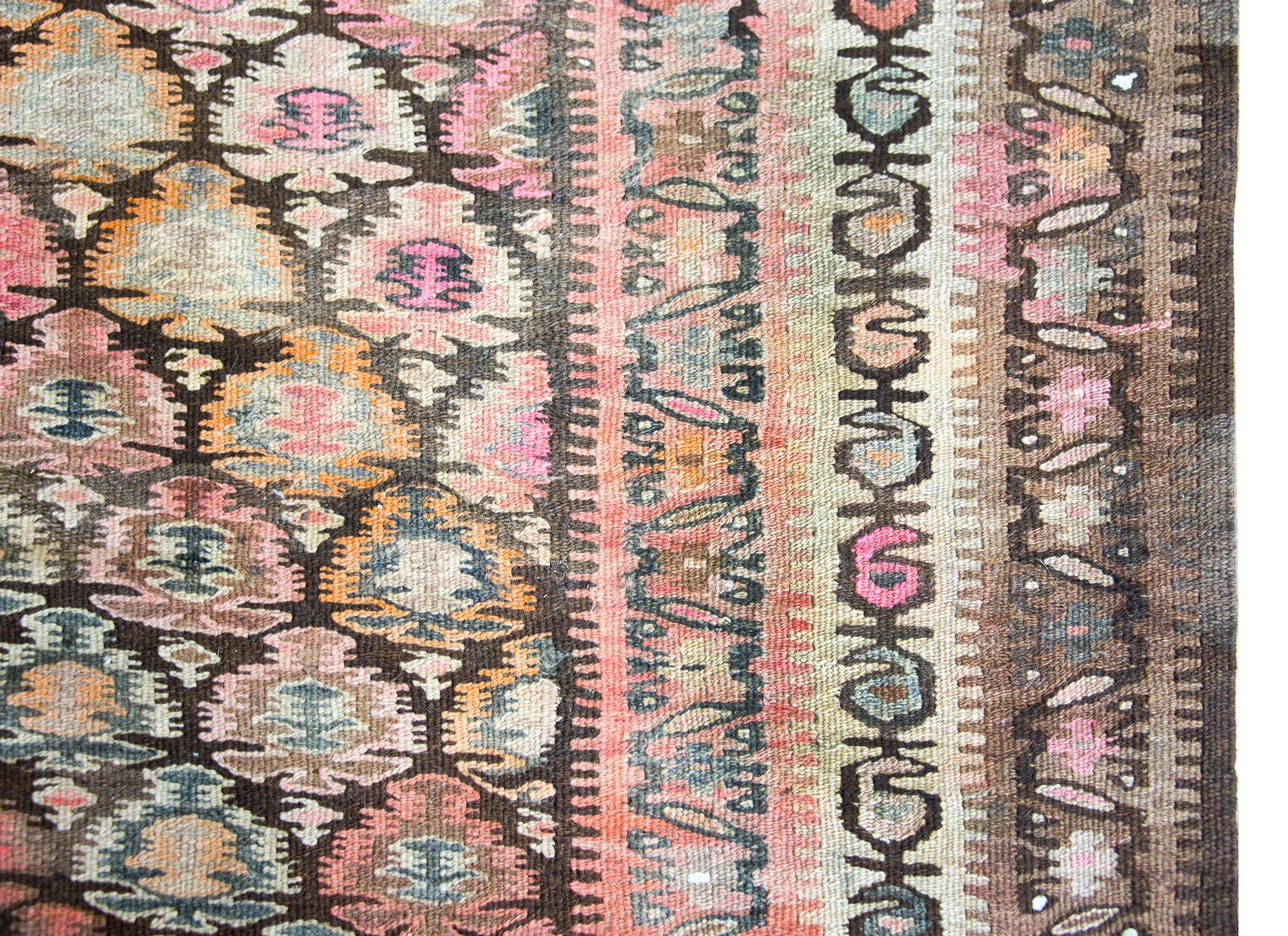 Rug & Kilim persan Qazvin du début du 20e siècle Bon état - En vente à Chicago, IL