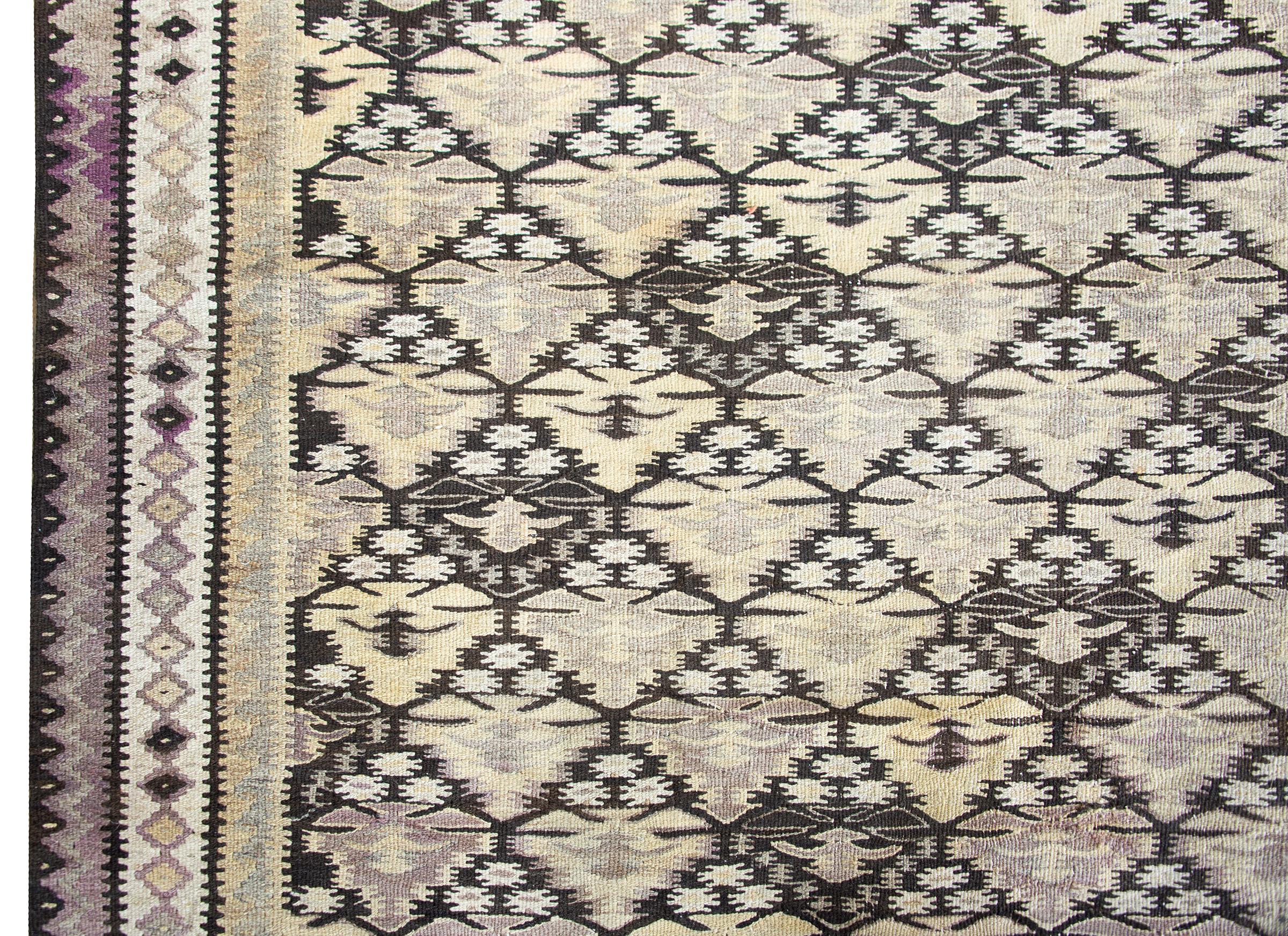 Persischer Qazvin-Kelim-Teppich des frühen 20. Jahrhunderts (Wolle) im Angebot