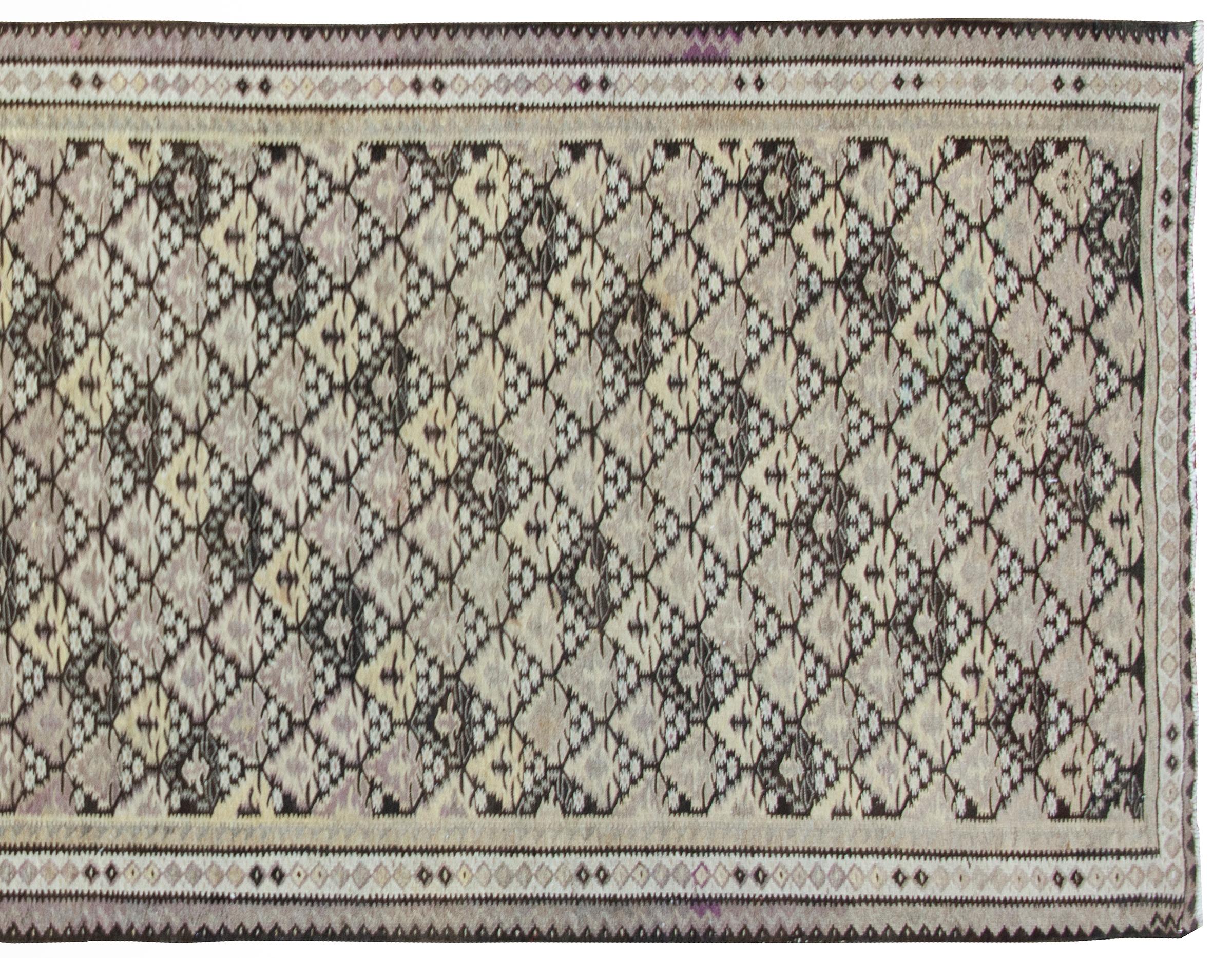 Persischer Qazvin-Kelim-Teppich des frühen 20. Jahrhunderts im Angebot 1