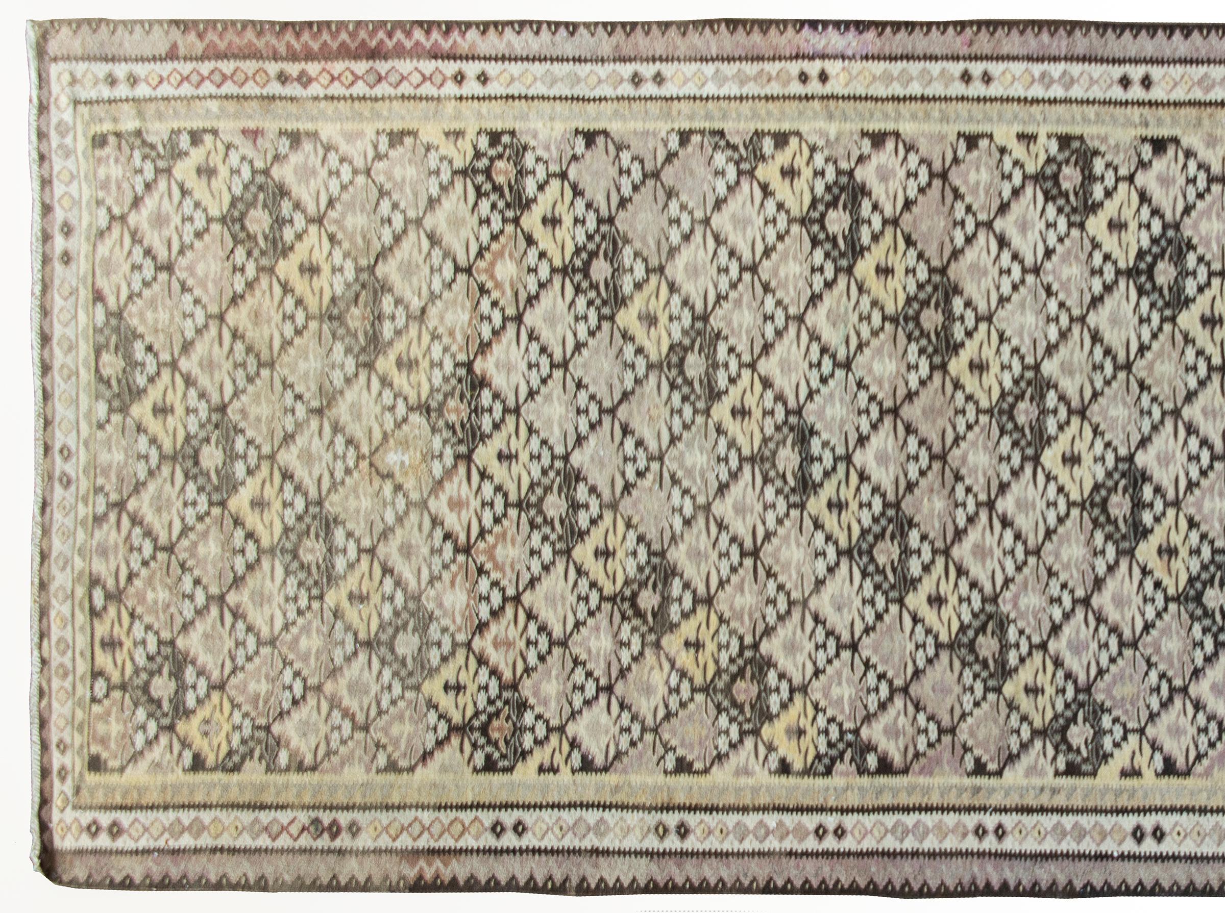 Early 20th Century Persian Qazvin Kilim Rug For Sale 2