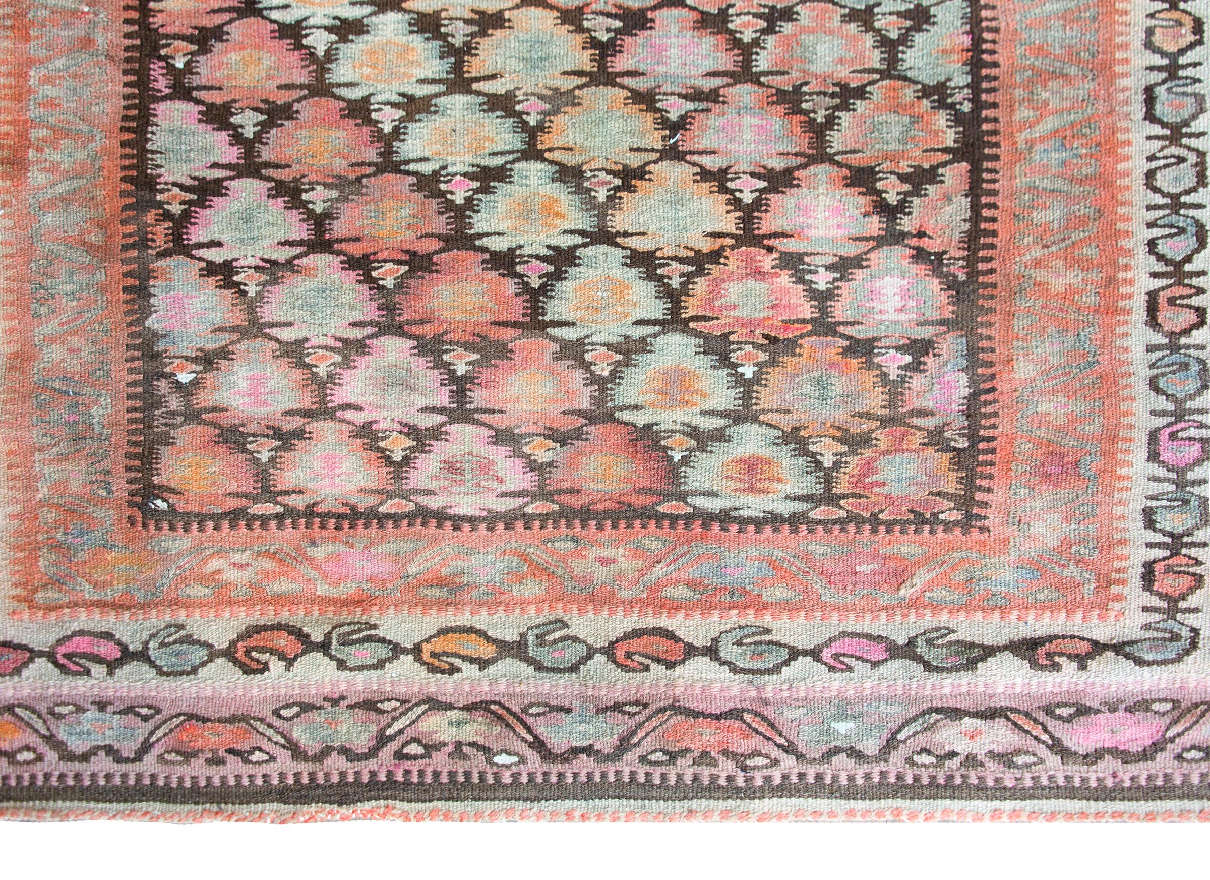 Rug & Kilim persan Qazvin du début du 20e siècle en vente 1