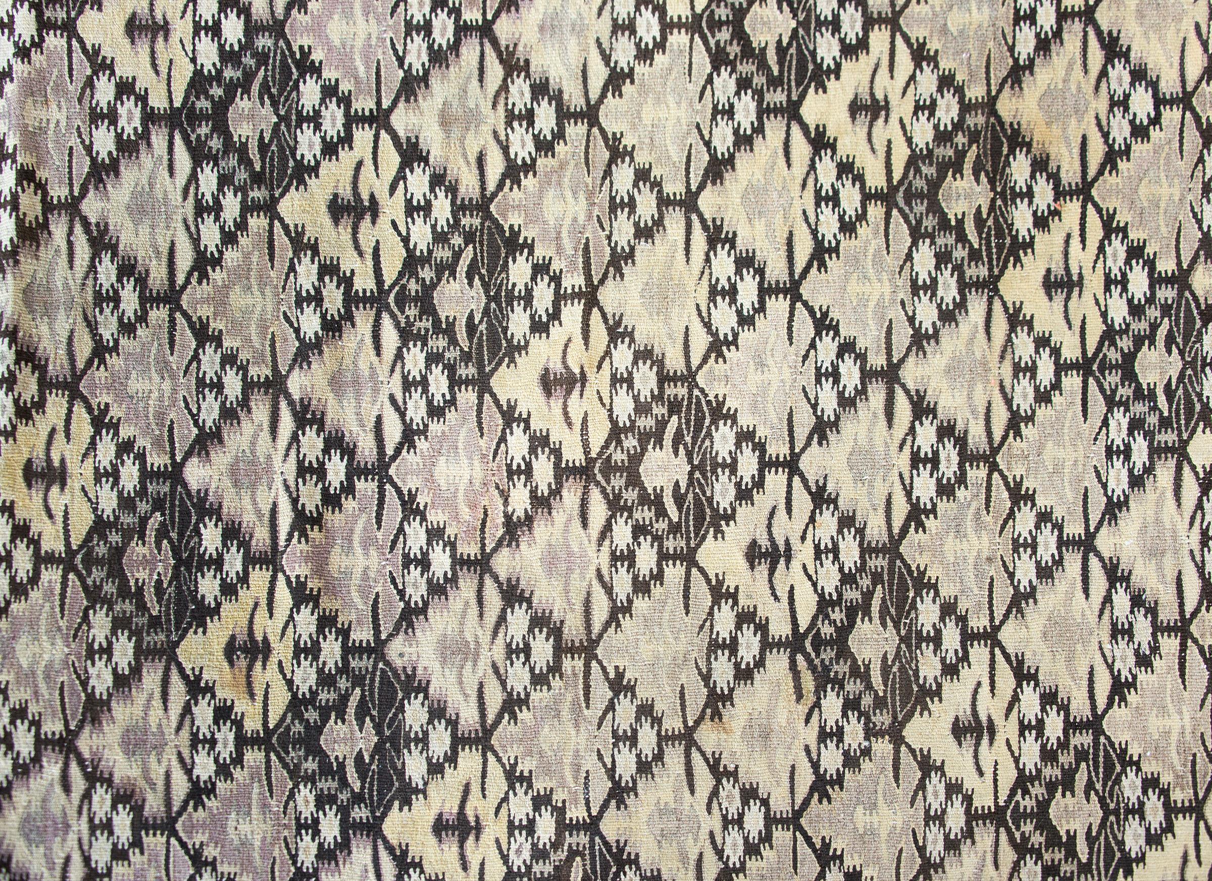 Persischer Qazvin-Kelim-Teppich des frühen 20. Jahrhunderts im Angebot 3