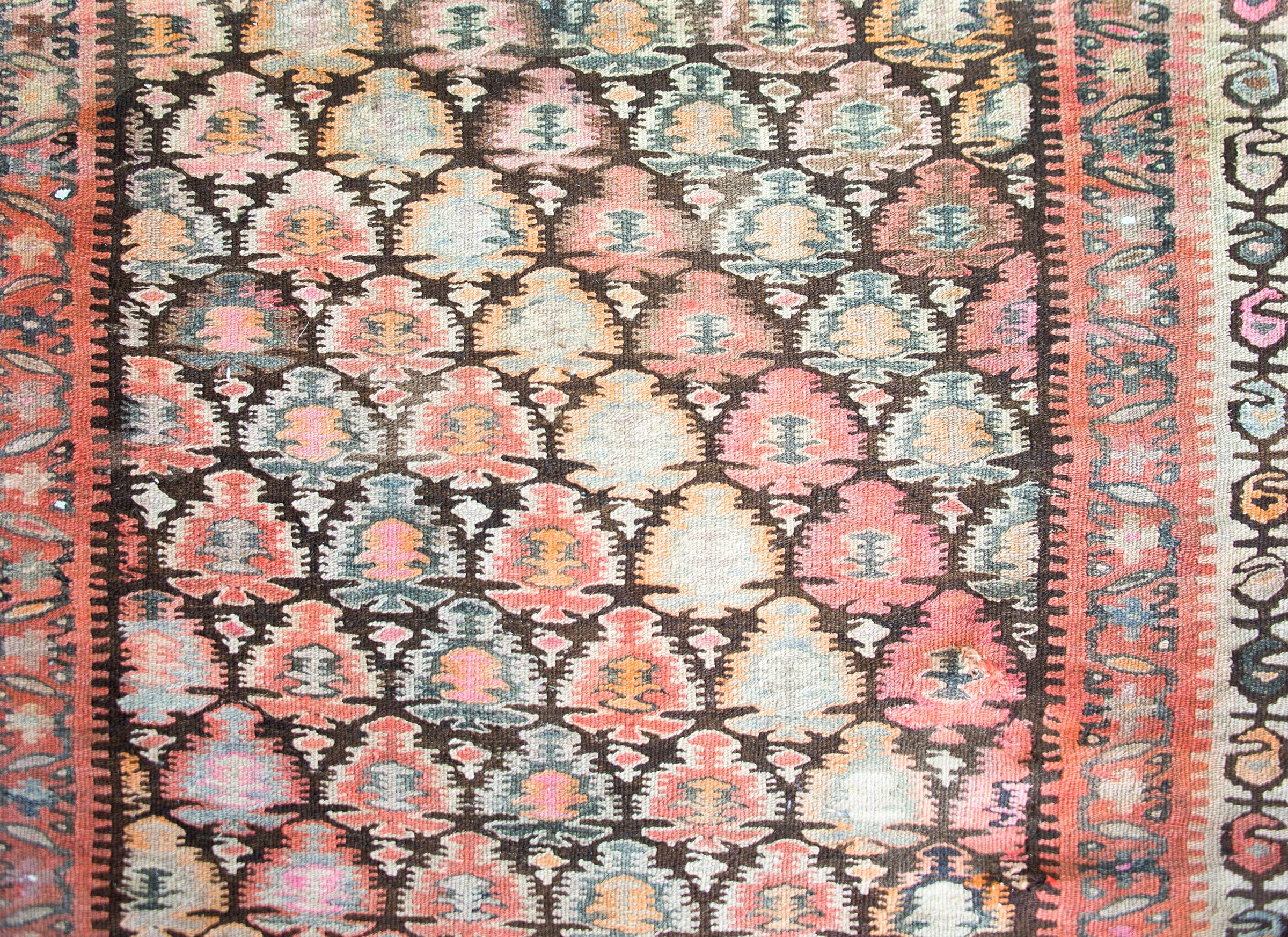 Rug & Kilim persan Qazvin du début du 20e siècle en vente 2