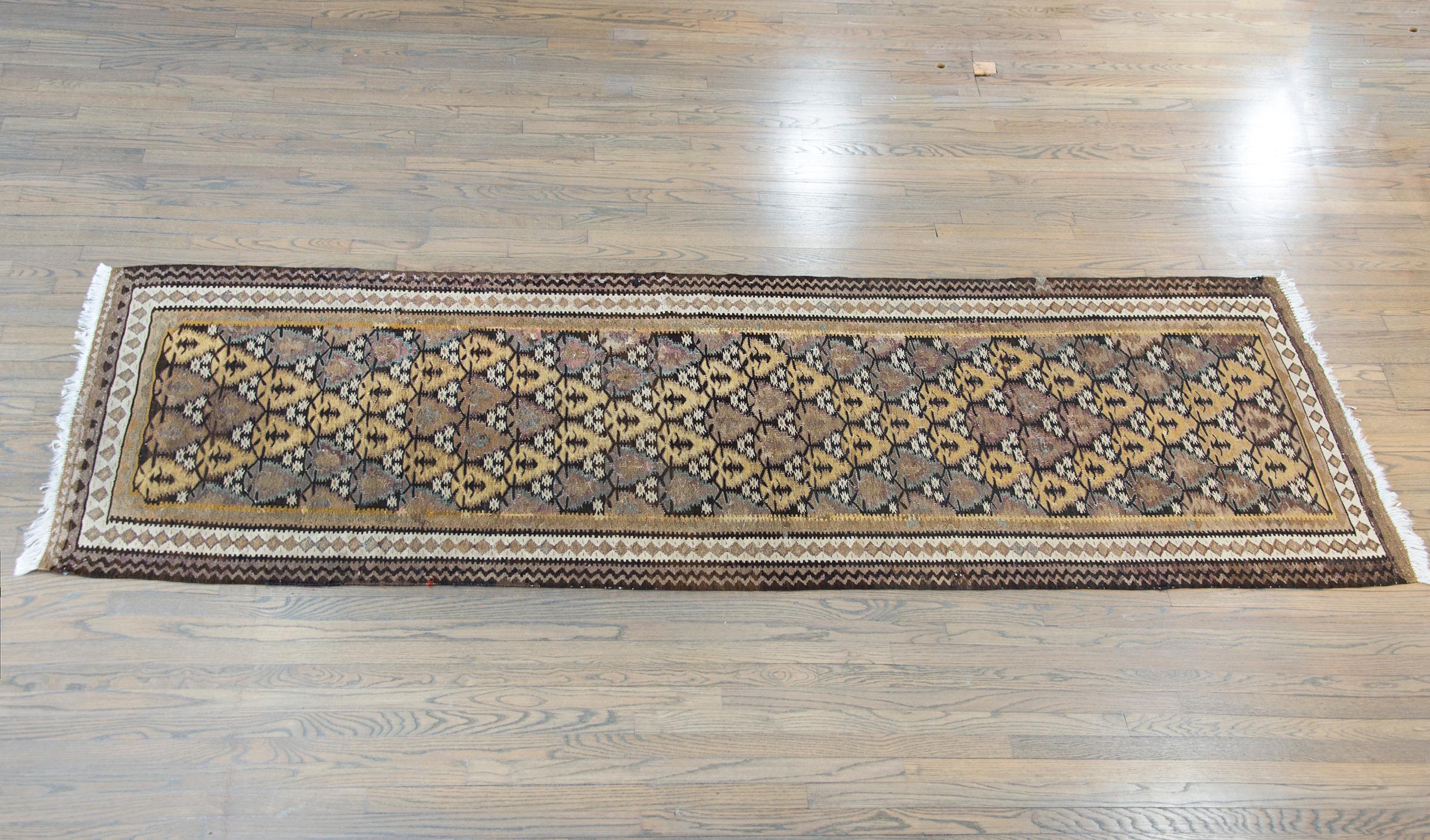 Persischer Qazvin-Teppich des frühen 20. Jahrhunderts im Angebot 4