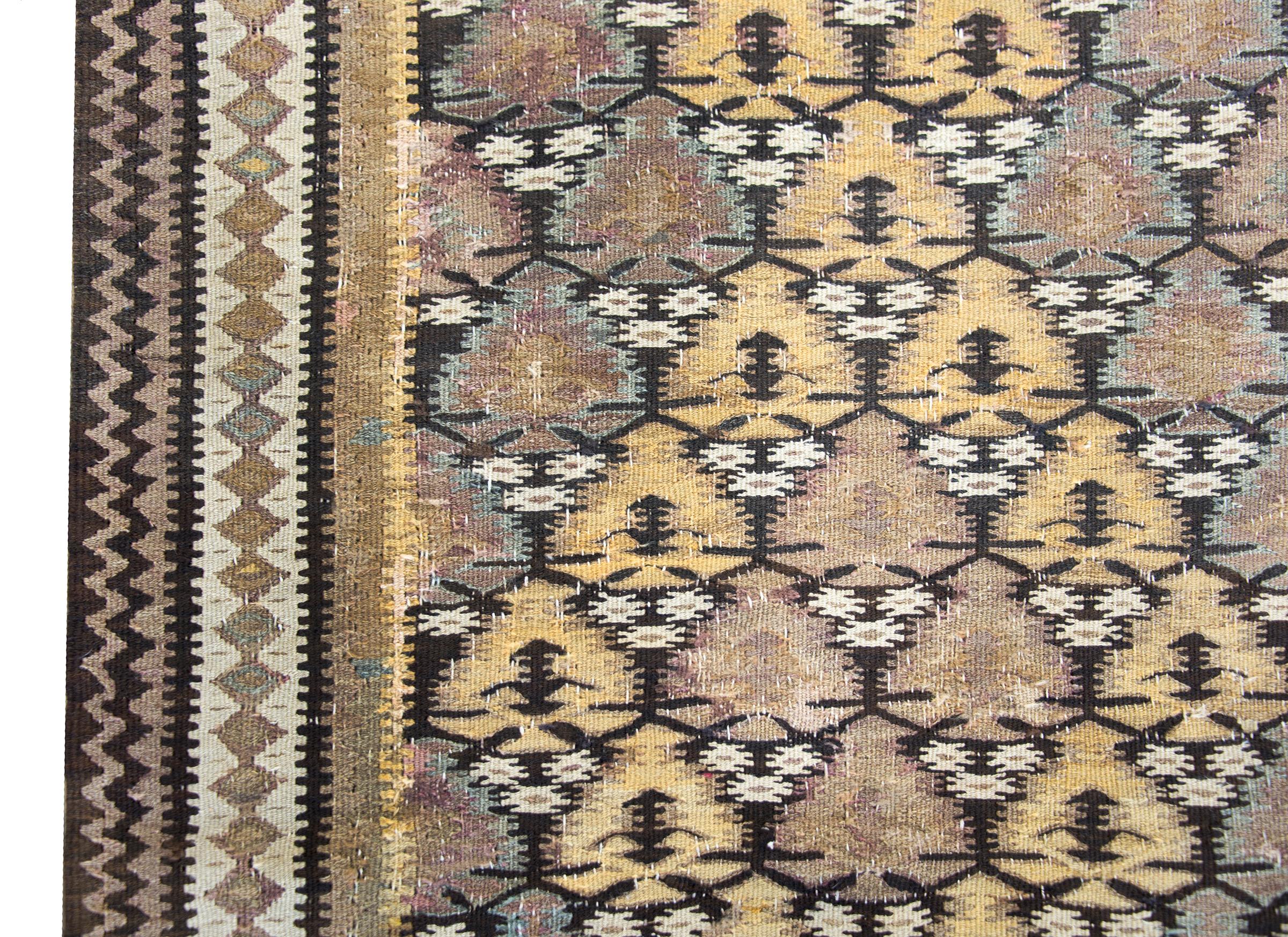 Persischer Qazvin-Teppich des frühen 20. Jahrhunderts (Handgeknüpft) im Angebot
