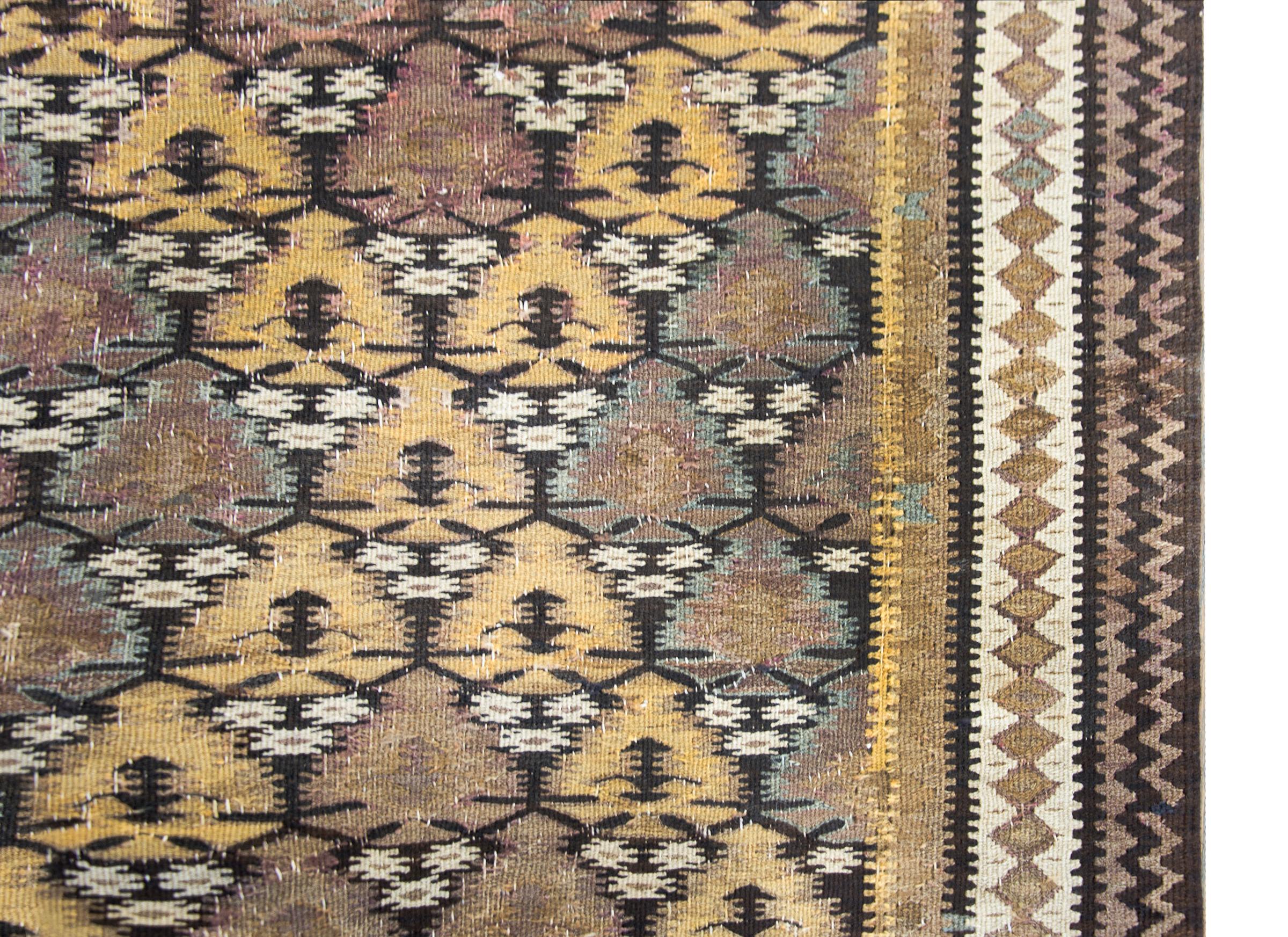Persischer Qazvin-Teppich des frühen 20. Jahrhunderts im Zustand „Gut“ im Angebot in Chicago, IL