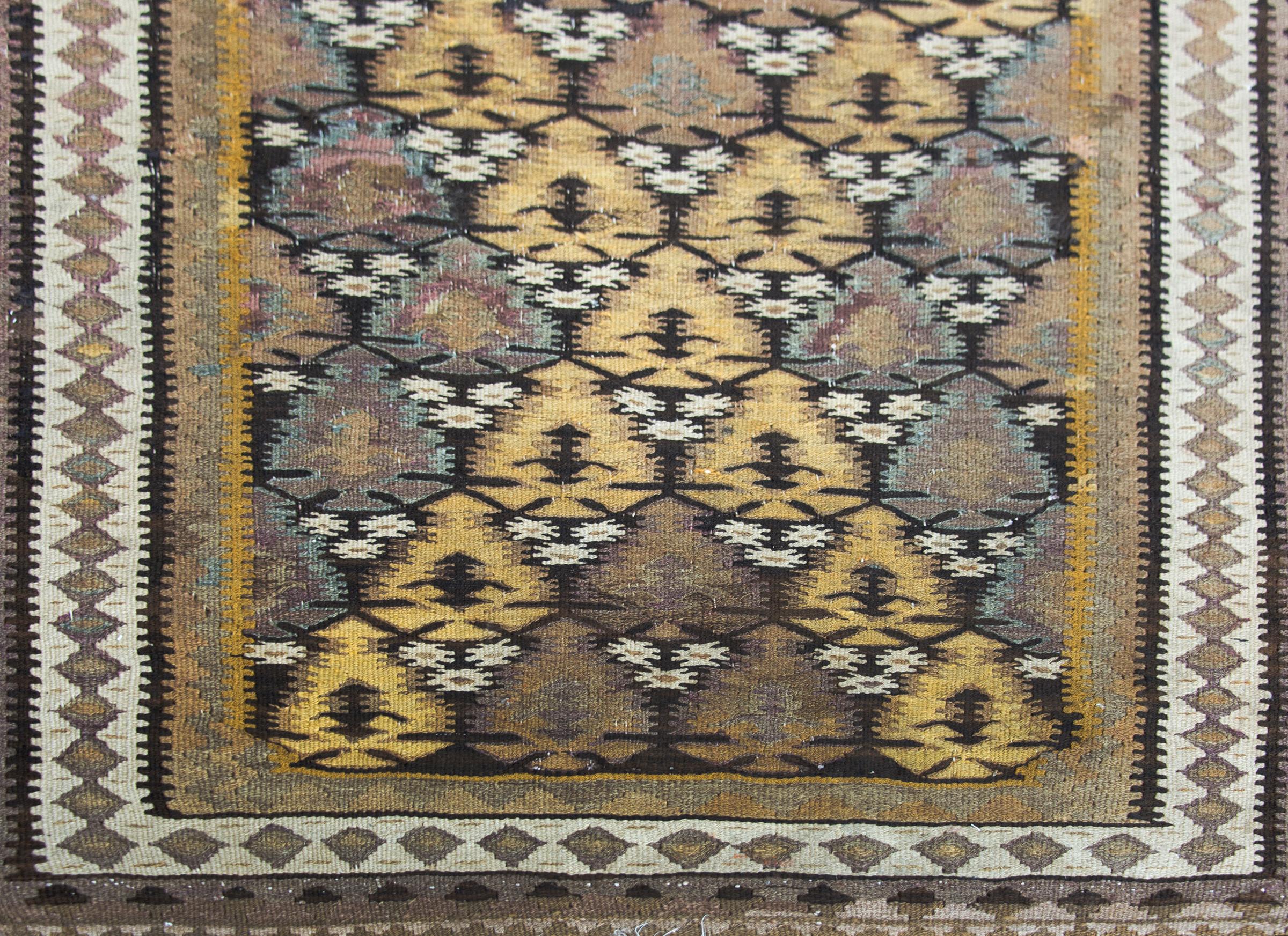 Persischer Qazvin-Teppich des frühen 20. Jahrhunderts (Mitte des 20. Jahrhunderts) im Angebot