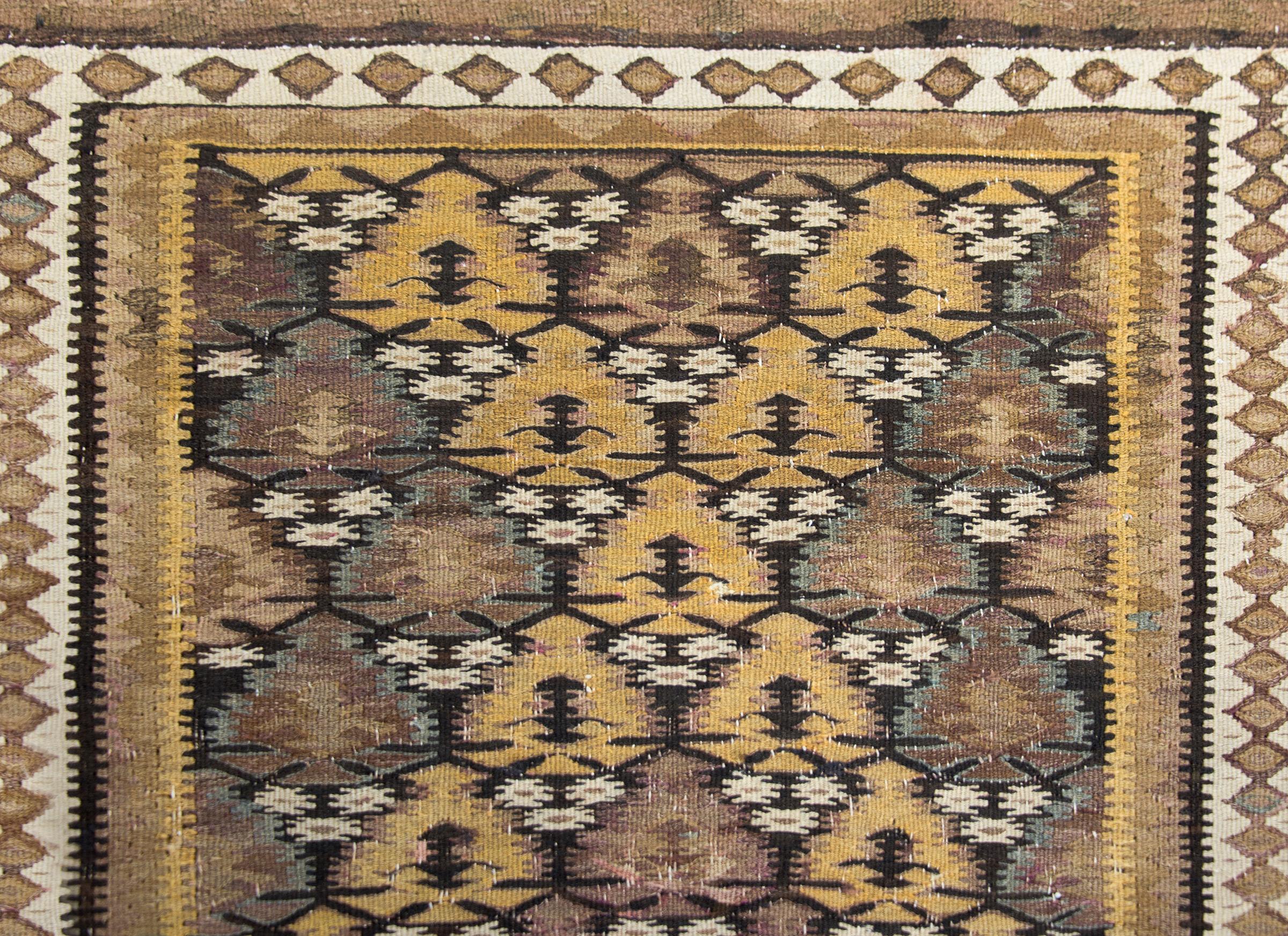 Persischer Qazvin-Teppich des frühen 20. Jahrhunderts im Angebot 1