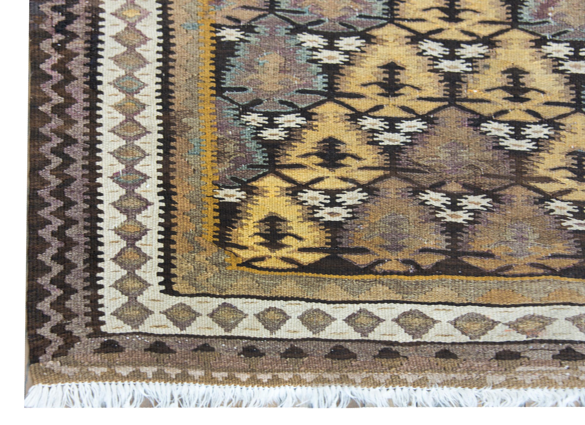 Persischer Qazvin-Teppich des frühen 20. Jahrhunderts im Angebot 2