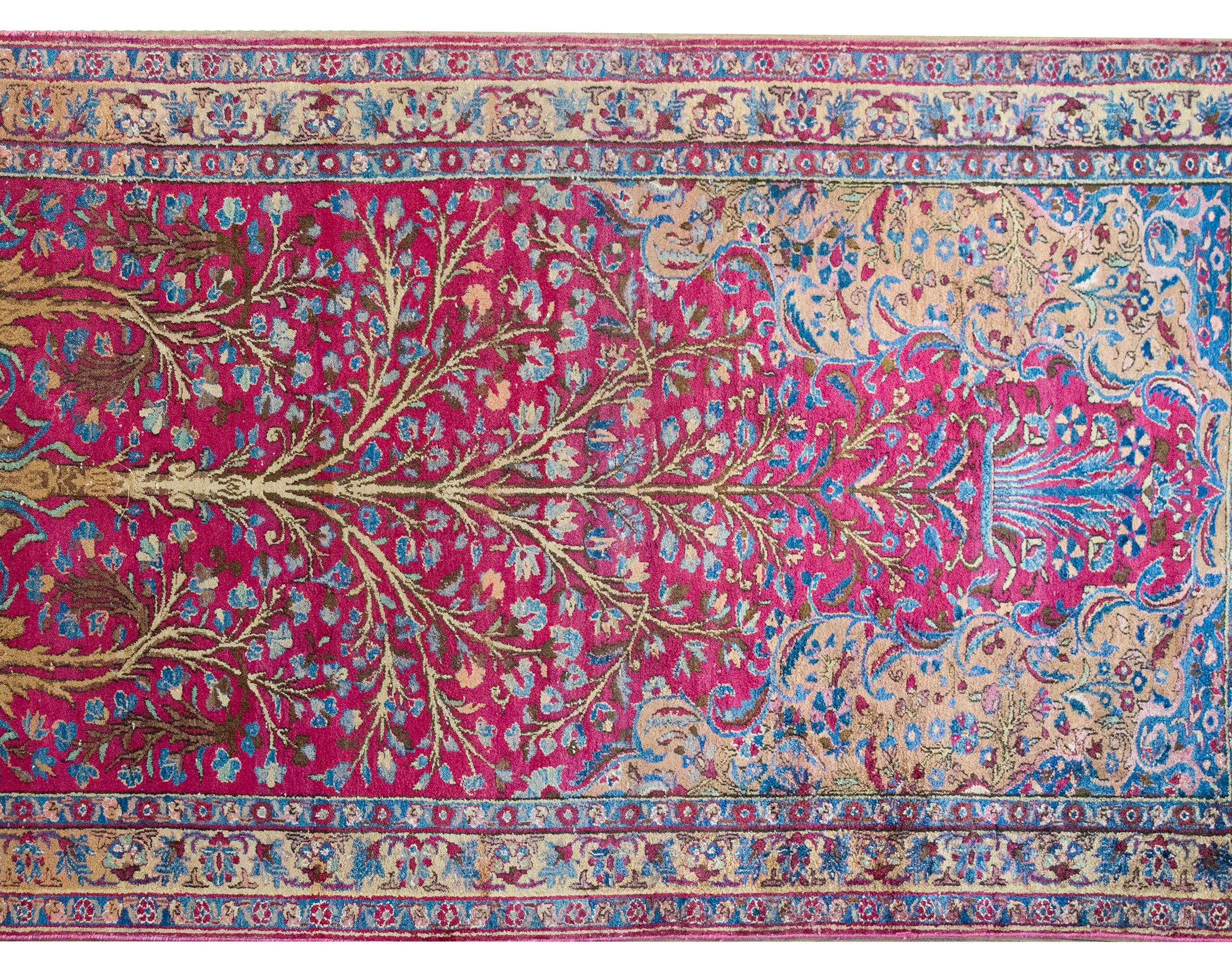 Persischer Qum-Seidengebetsteppich aus dem frühen 20. (Sarouk Farahan) im Angebot
