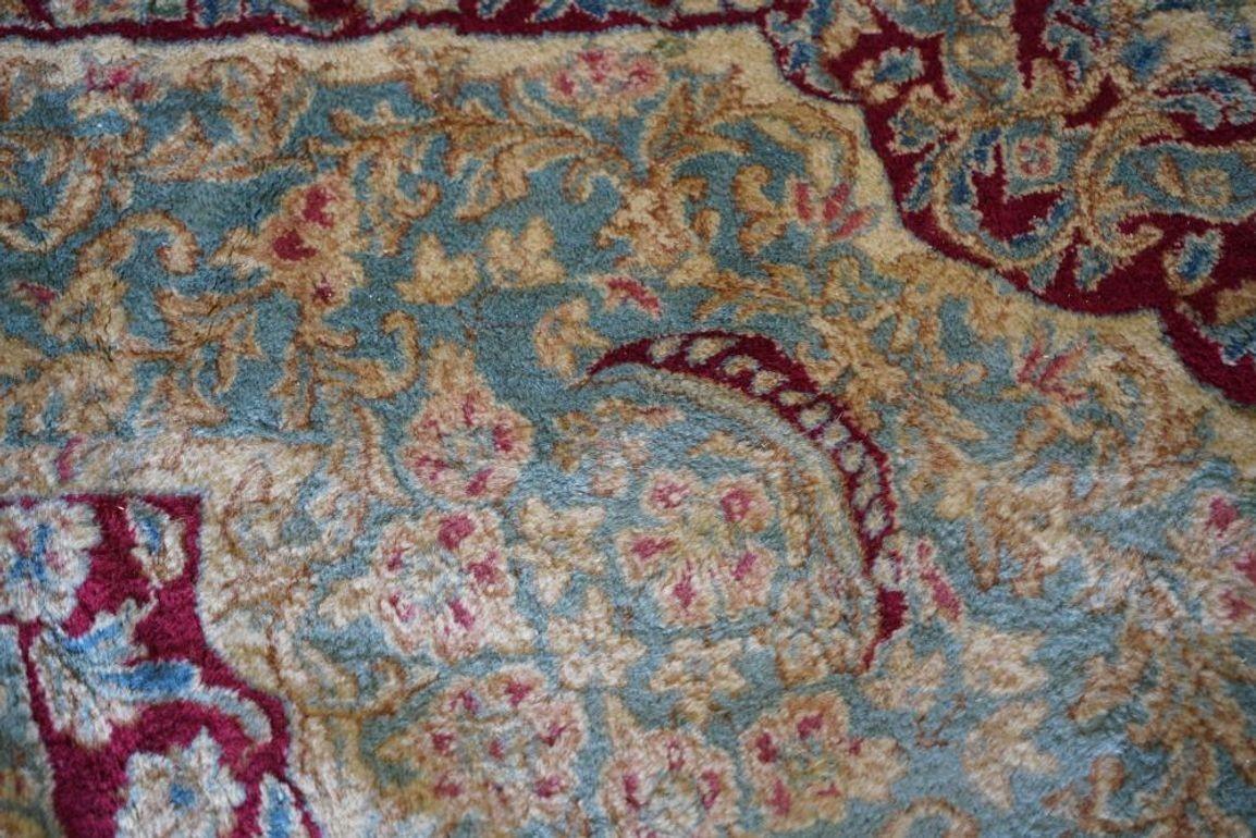 Early 20th Century Persian Rug w/ Traditional Motifs In Good Condition For Sale In Los Angeles, CA