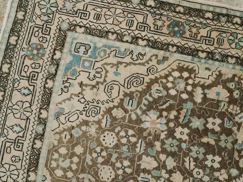 Noué à la main Early 20th Century Persian Sarouk Accent Rug en vente