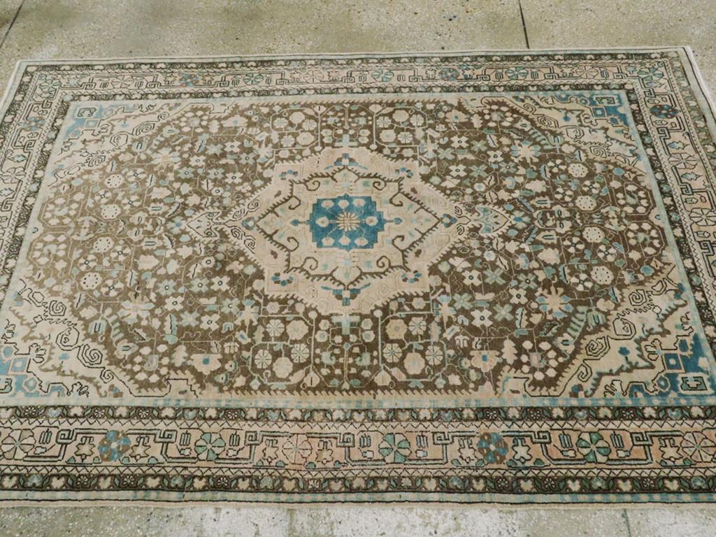 Early 20th Century Persian Sarouk Accent Rug Excellent état - En vente à New York, NY