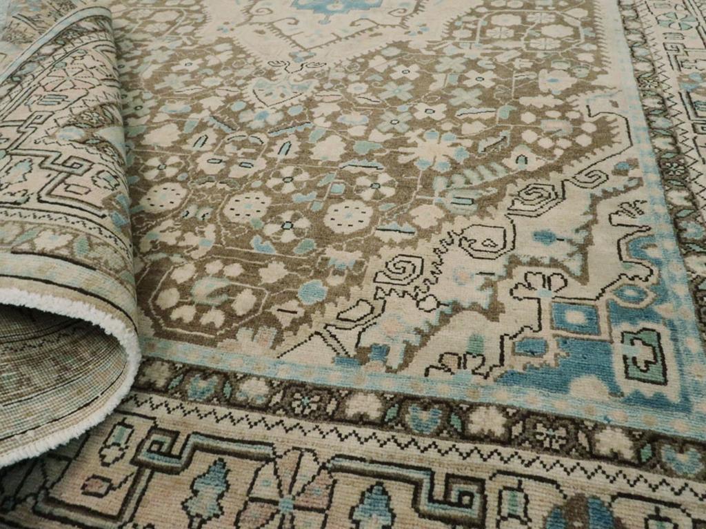 20ième siècle Early 20th Century Persian Sarouk Accent Rug en vente