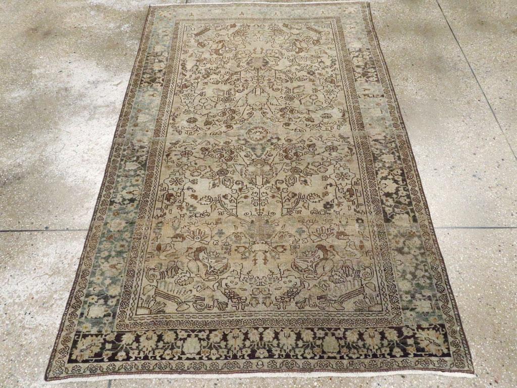 Tapis d'accent ancien persan Sarouk Fereghan. Cet objet bien tissé provenant de la région de Sarouk, dans la zone de tissage du Grand Arak, est une étude des tons beige, mastic, champignon et marron. Le champ de vignes est centré autour d'un