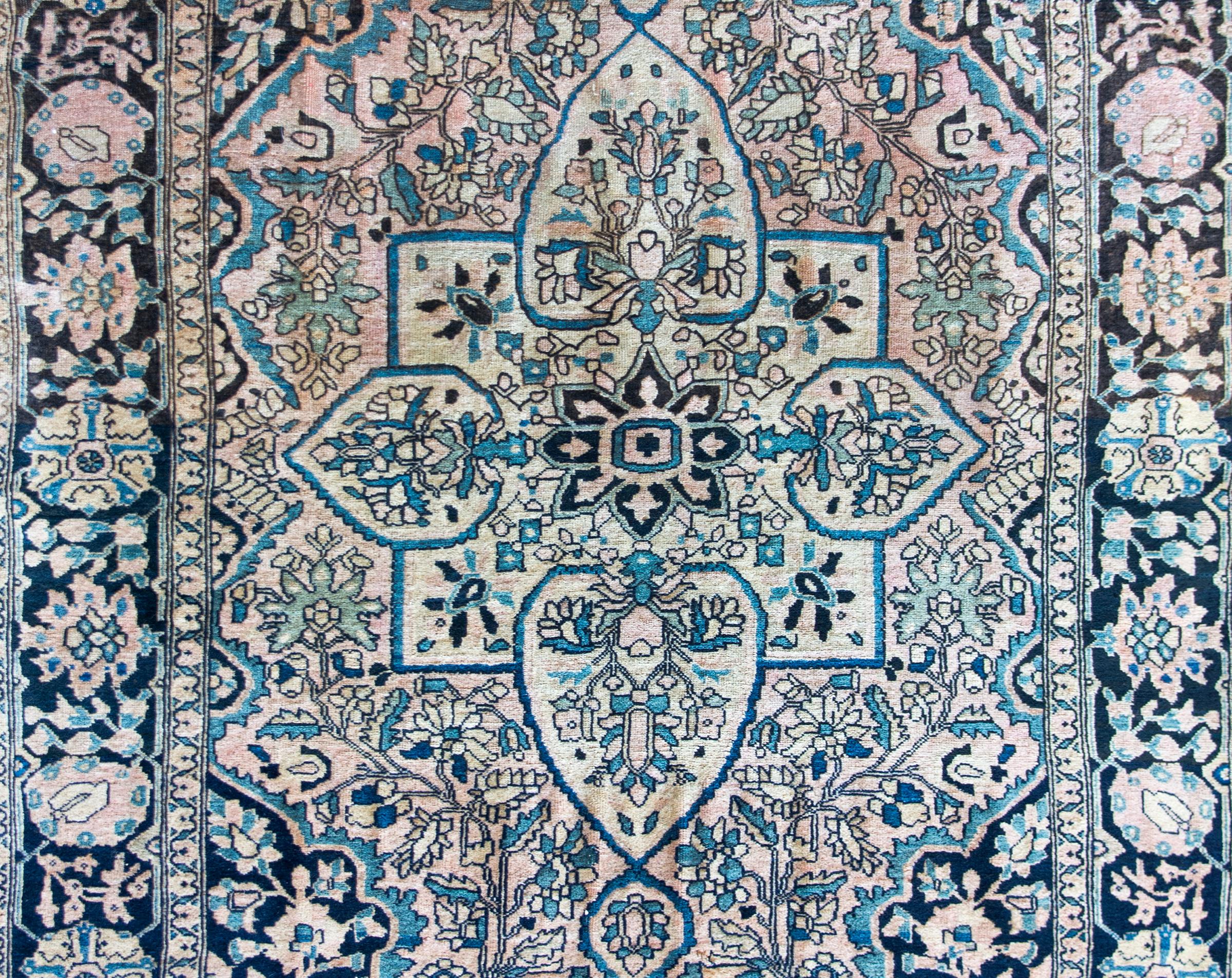 Early 20th Century Persian Sarouk Farahan Rug For Sale 7