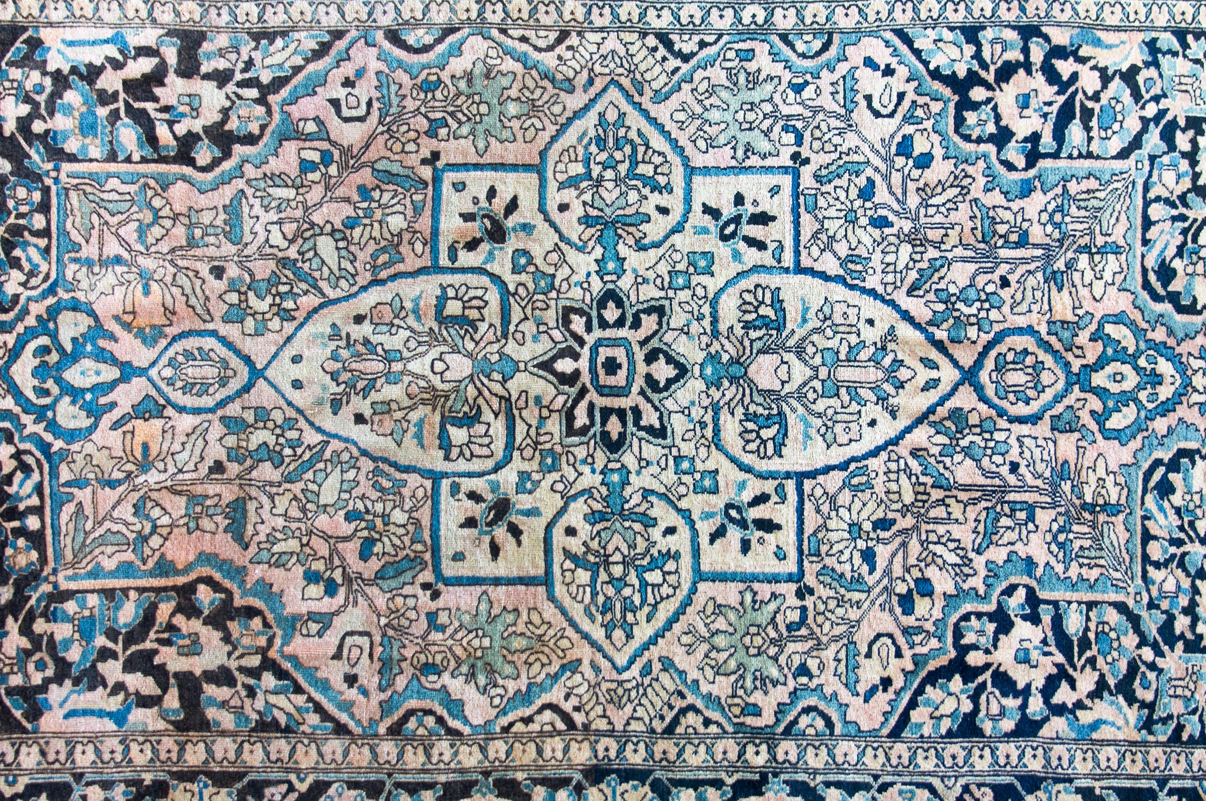 Annodato a mano Tappeto persiano Sarouk Farahan dei primi del Novecento in vendita