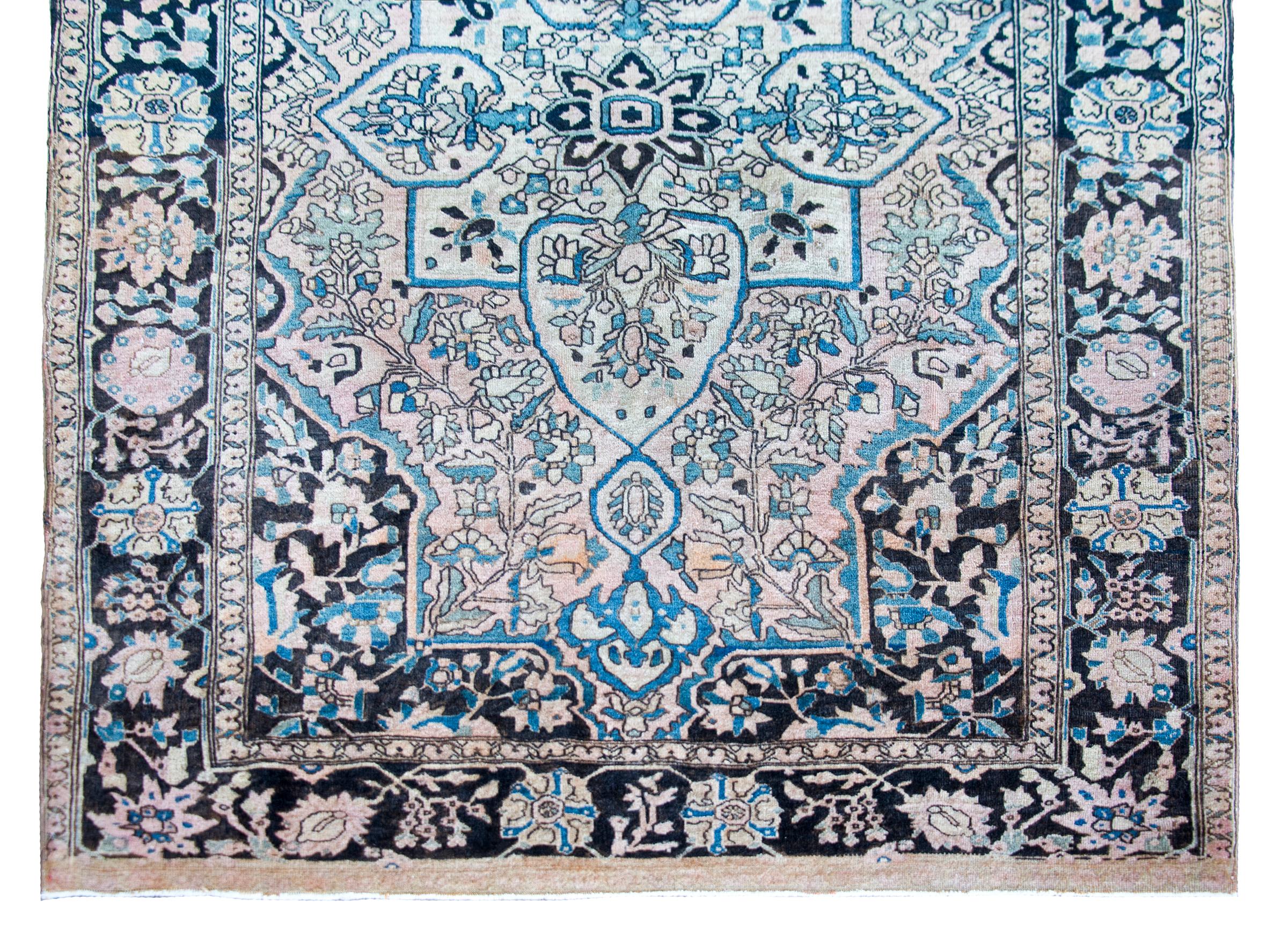 Early 20th Century Persian Sarouk Farahan Rug For Sale 3