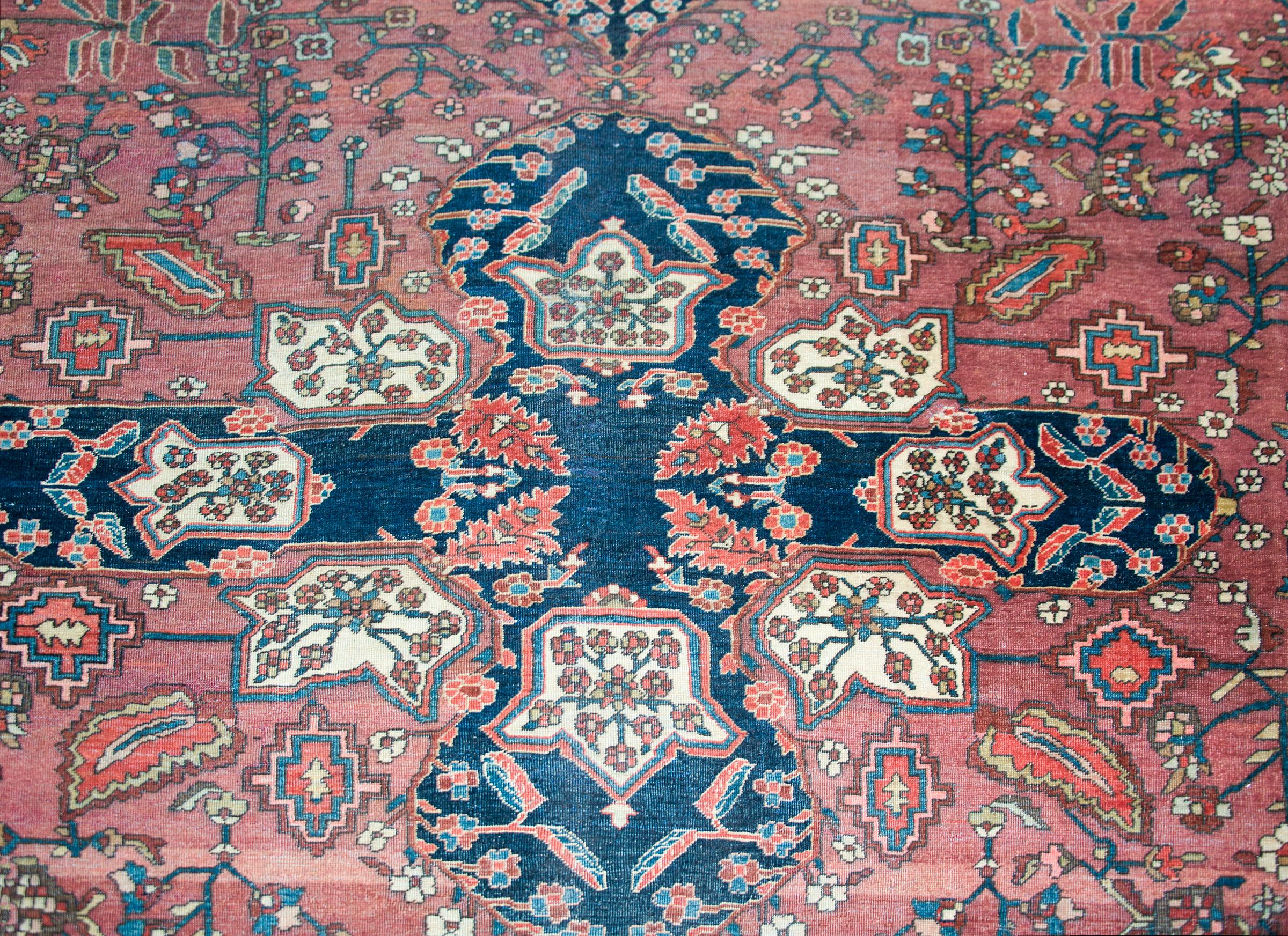 Early 20th Century Persian Sarouk Farahan Rug For Sale 4