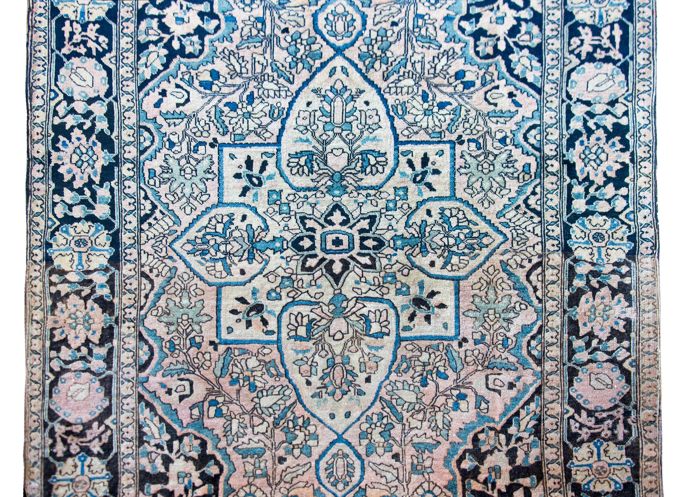 Early 20th Century Persian Sarouk Farahan Rug For Sale 4