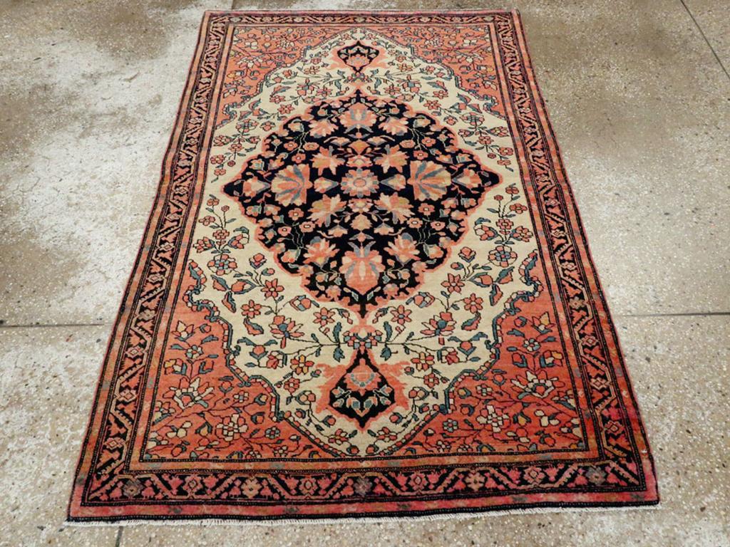 Ein antiker persischer Sarouk-Farahan-Teppich. Diese fein geknüpfte Streuarbeit aus dem späten 19. Jahrhundert aus dem Webereibezirk Arak hat ein elfenbeinfarbenes Feld, das sorgfältig mit halbrealistischen blühenden Ranken bestreut ist und in