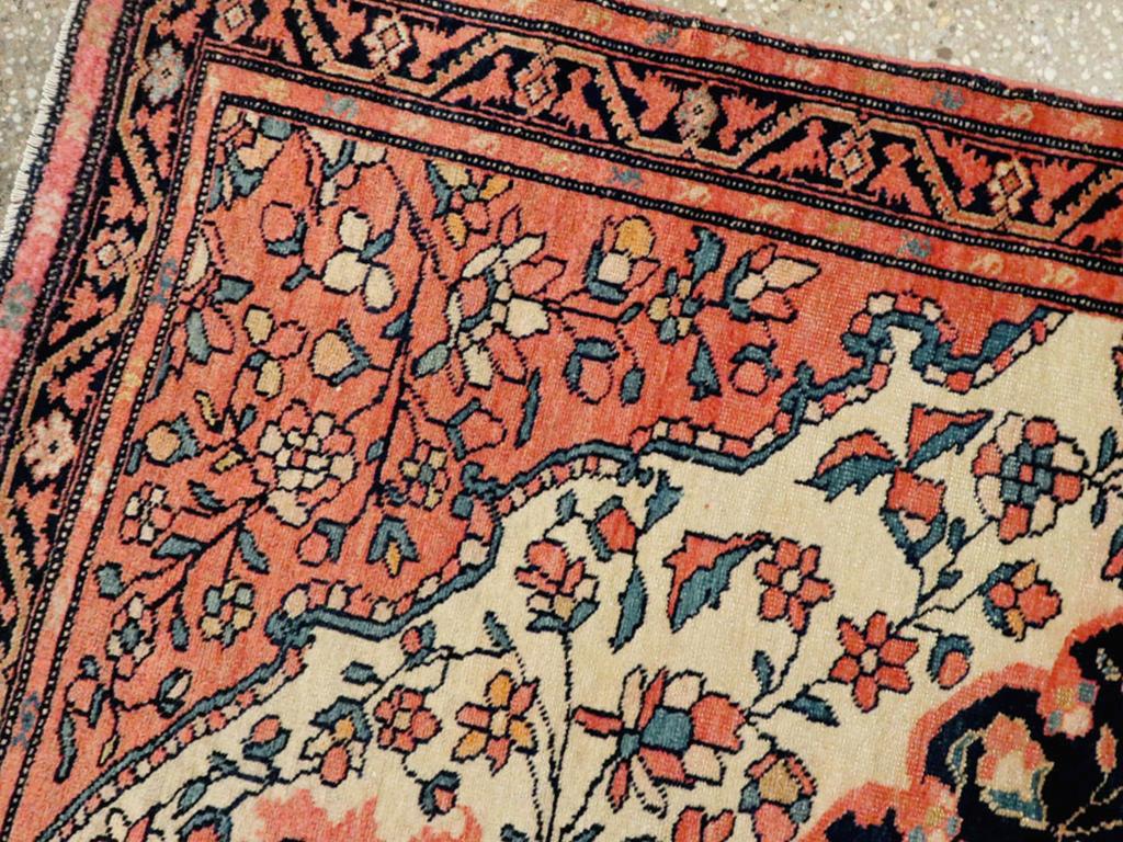 Persischer Sarouk Farahan-Überwurfteppich des frühen 20. Jahrhunderts im Zustand „Hervorragend“ im Angebot in New York, NY