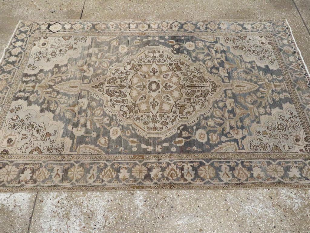 Noué à la main Early 20th Century Persian Sarouk Fereghan Accent Rug en vente