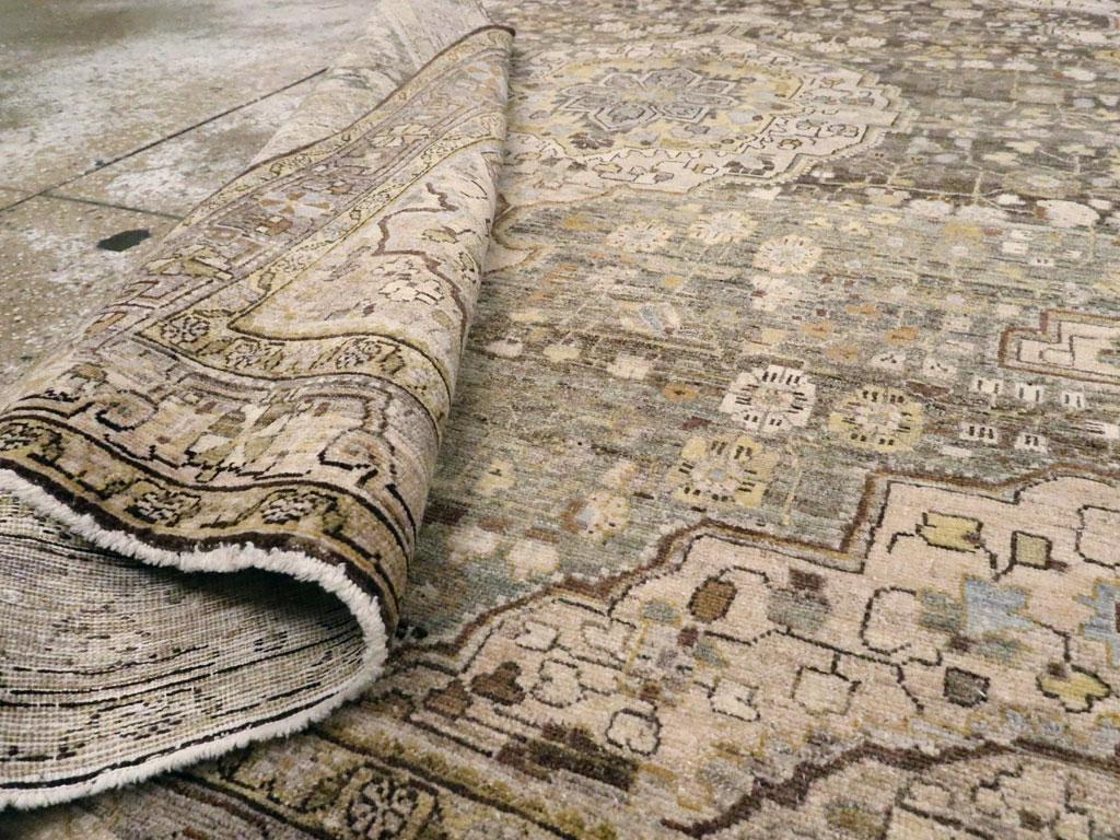 Tapis d'appoint persan Sarouk Fereghan du début du 20e siècle Excellent état - En vente à New York, NY