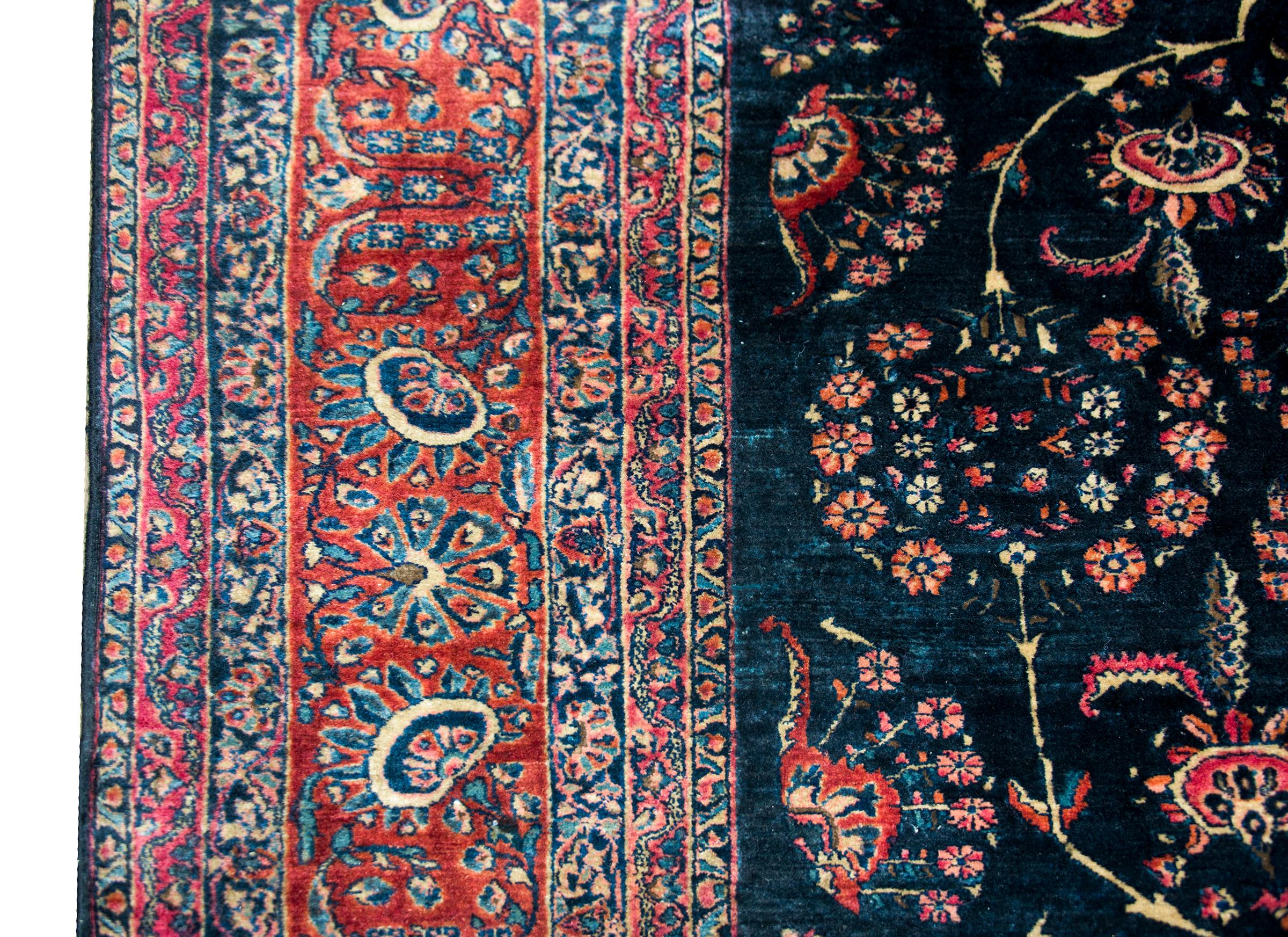 Early 20th Century Persian Sarouk Mohajeran Rug In Good Condition For Sale In Chicago, IL