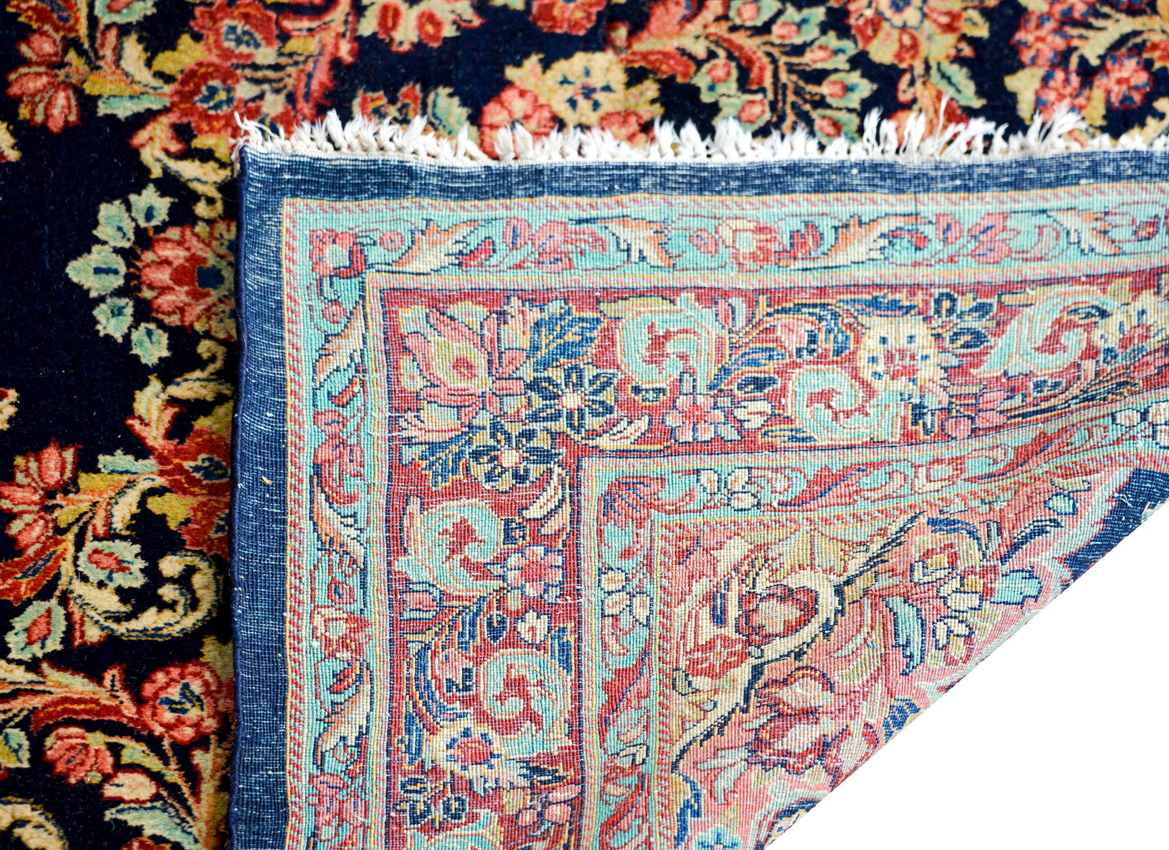 Early 20th Century Persian Sarouk Rug For Sale 3