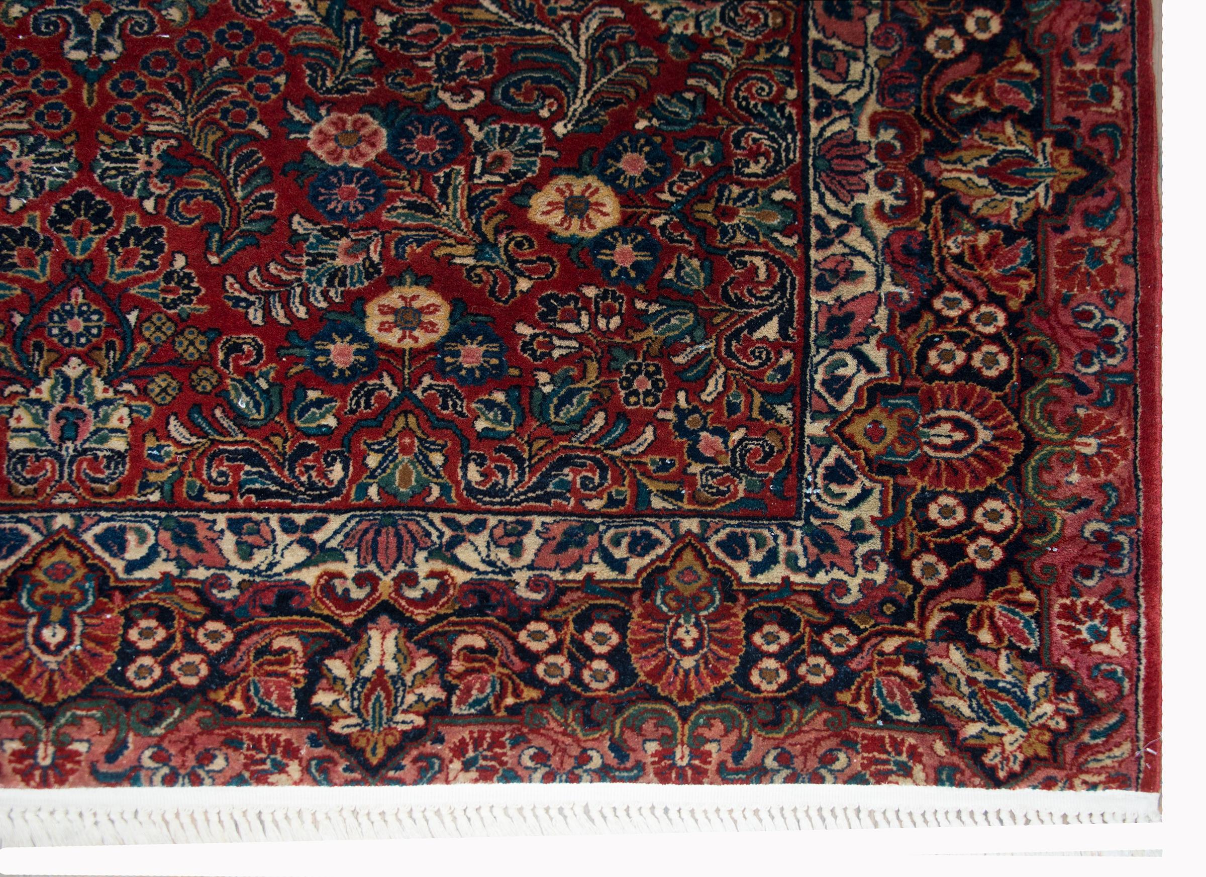 Early 20th Century Persian Sarouk Rug For Sale 3