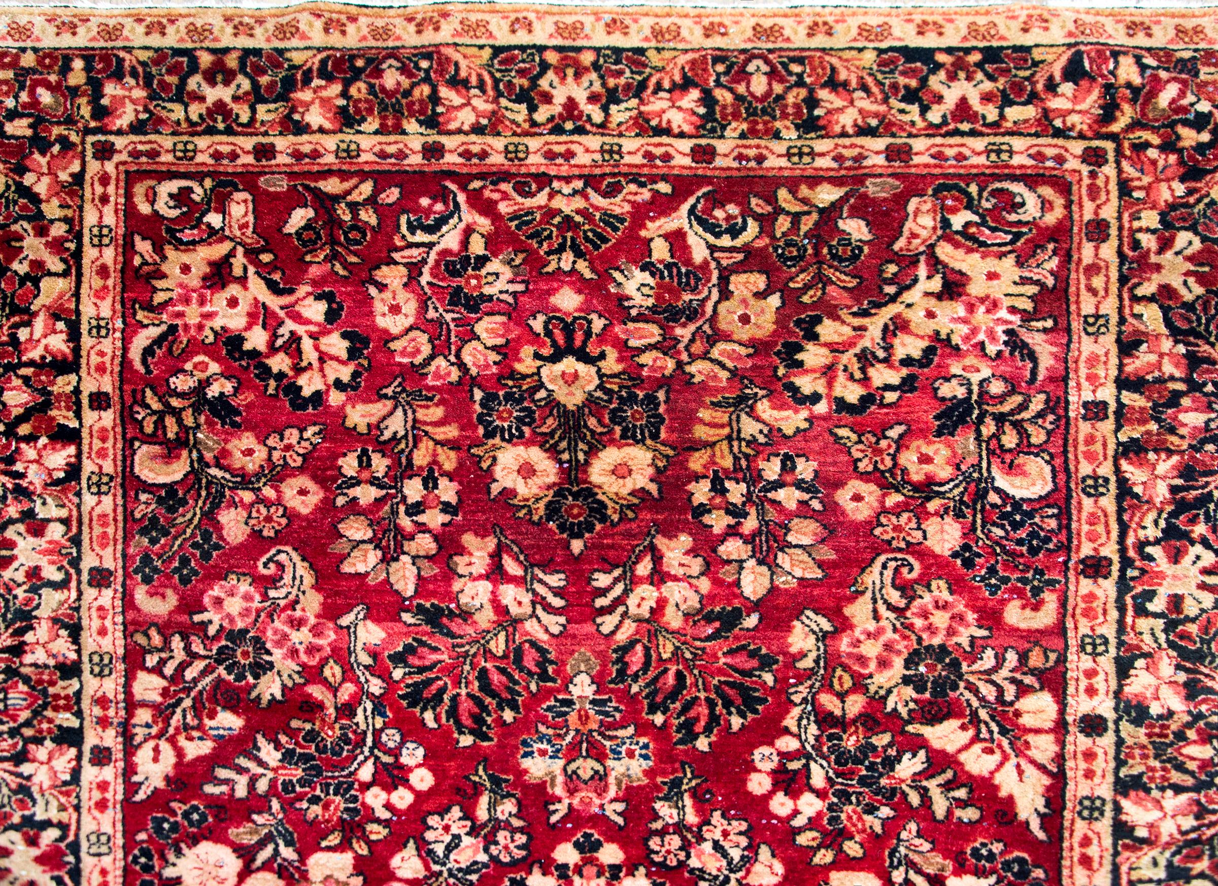 Early 20th Century Persian Sarouk Rug For Sale 3