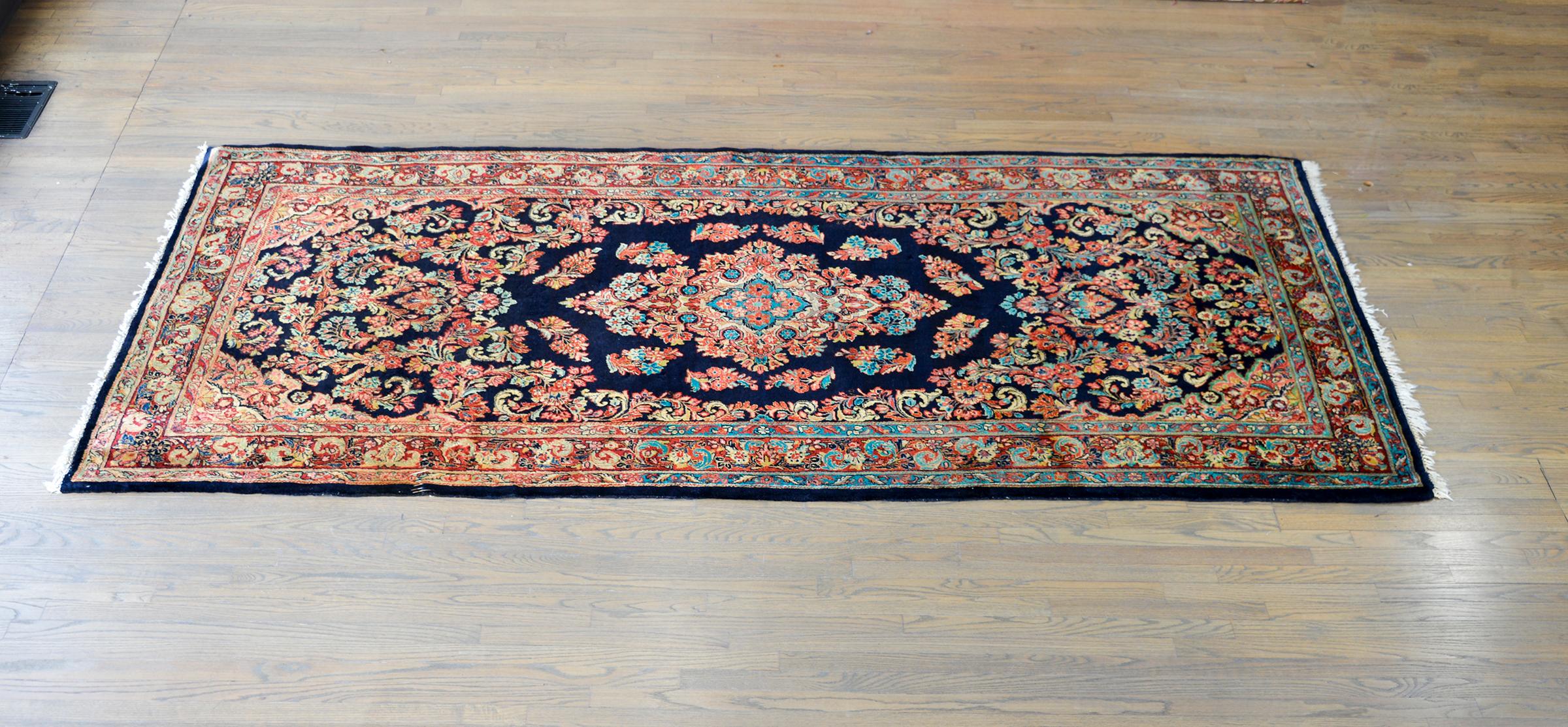 Early 20th Century Persian Sarouk Rug For Sale 4