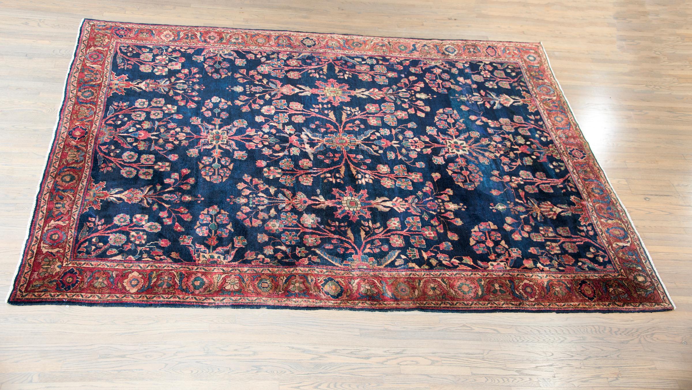 Early 20th Century Persian Sarouk Rug For Sale 6