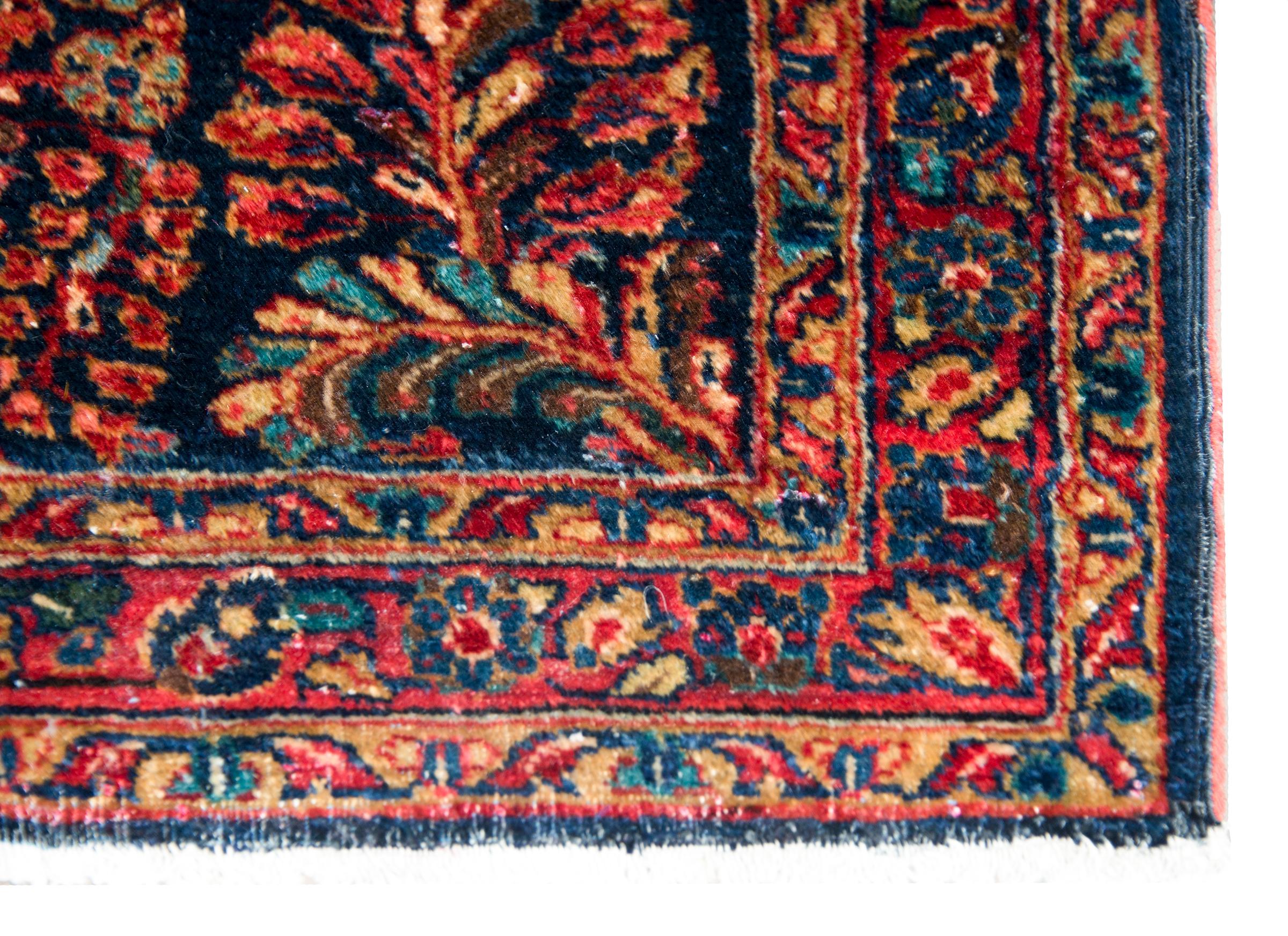 Early 20th Century Persian Sarouk Rug For Sale 6