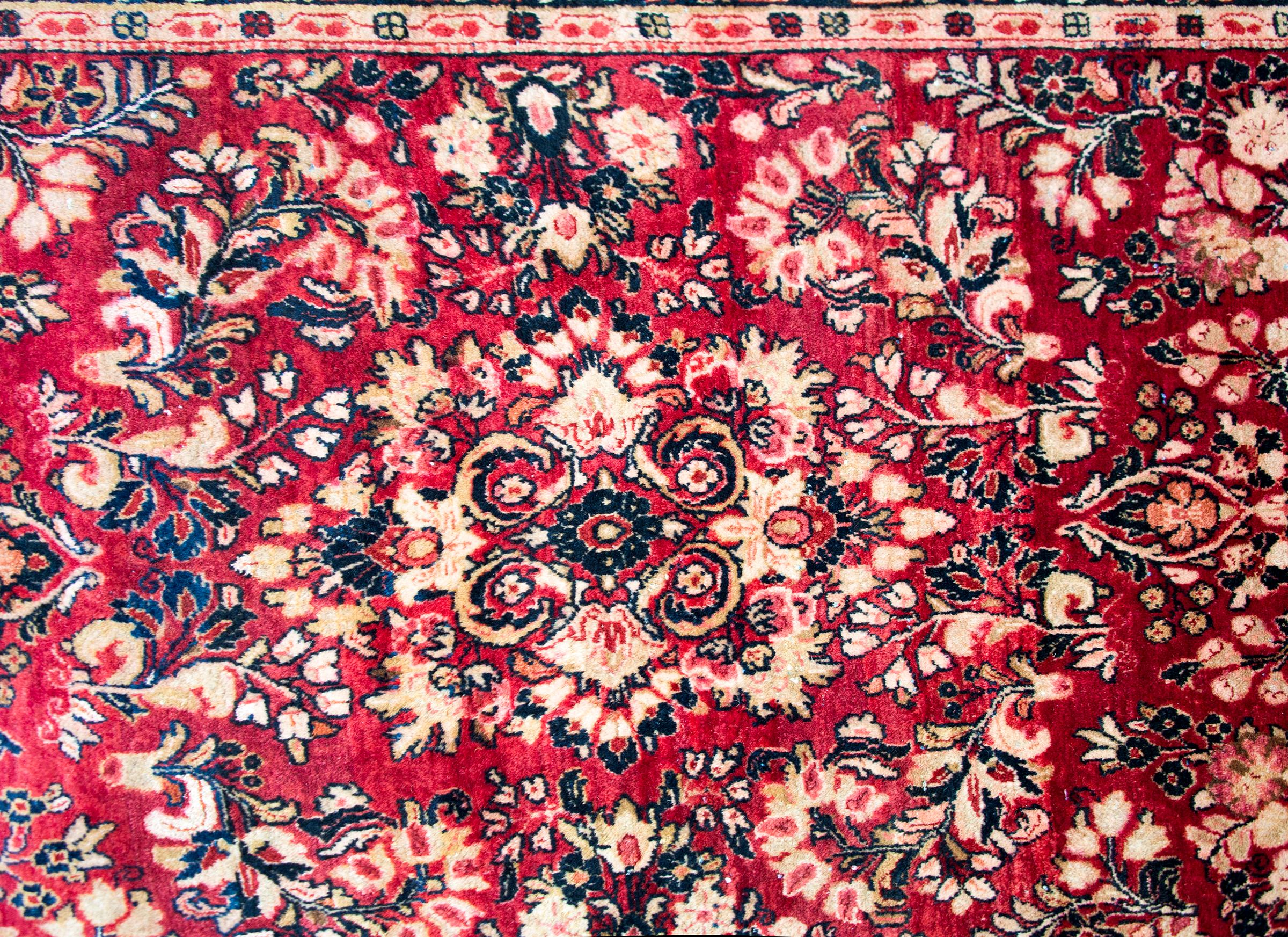 Early 20th Century Persian Sarouk Rug For Sale 5