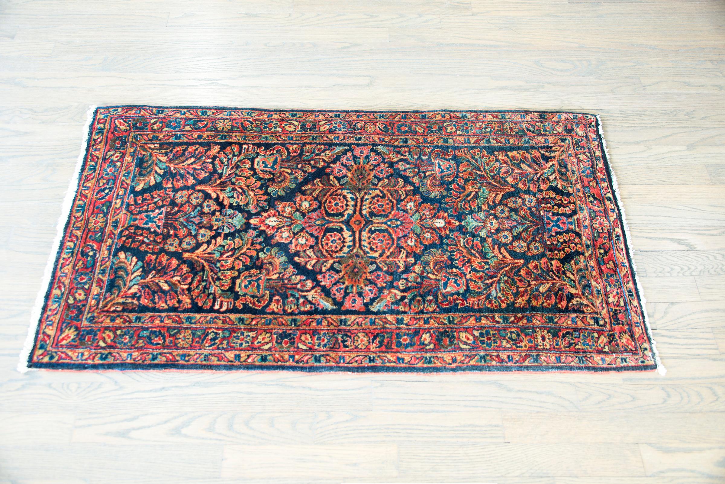 Early 20th Century Persian Sarouk Rug For Sale 8