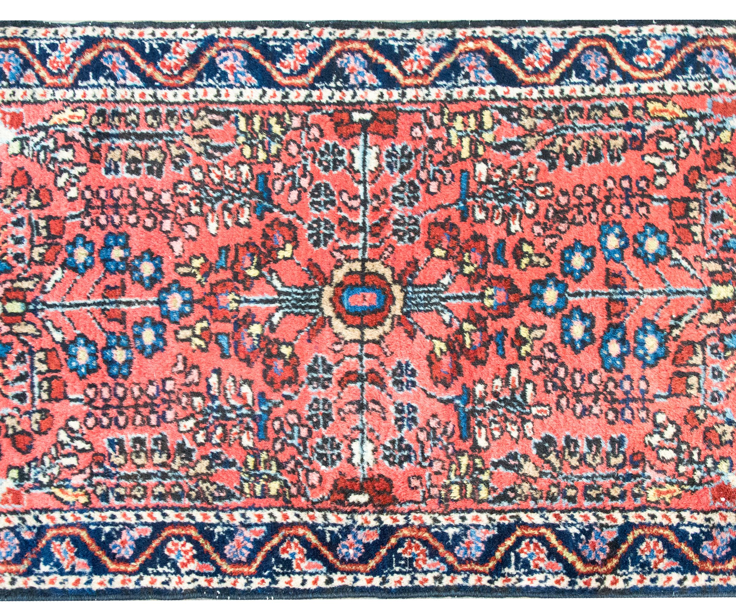 Persischer Sarouk-Teppich des frühen 20. Jahrhunderts (Sarouk Farahan) im Angebot