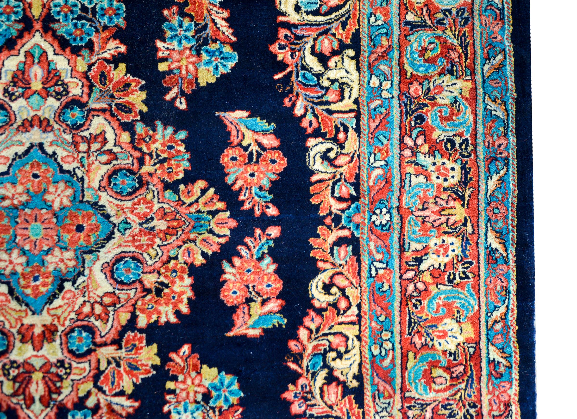 Early 20th Century Persian Sarouk Rug In Good Condition For Sale In Chicago, IL