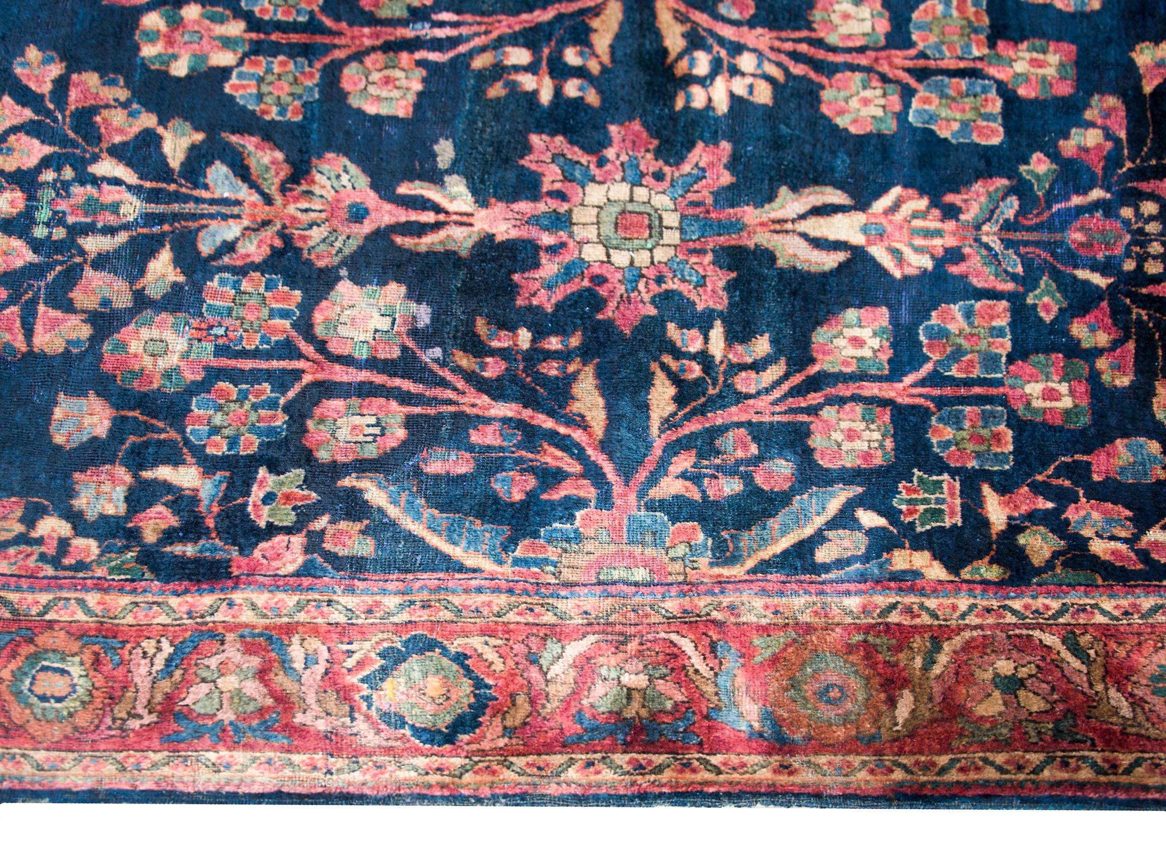 Early 20th Century Persian Sarouk Rug In Good Condition For Sale In Chicago, IL
