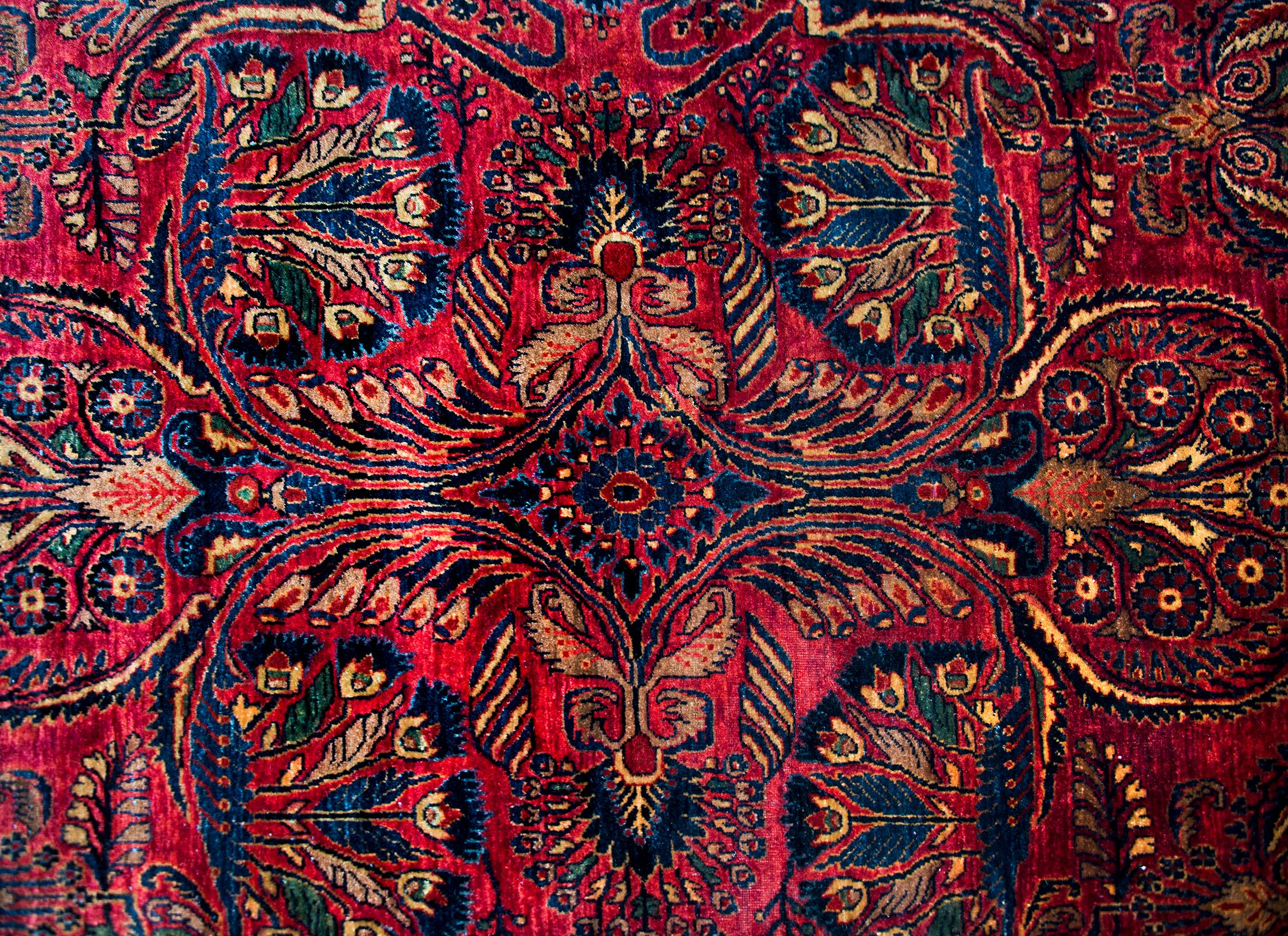 Early 20th Century Persian Sarouk Rug In Good Condition In Chicago, IL