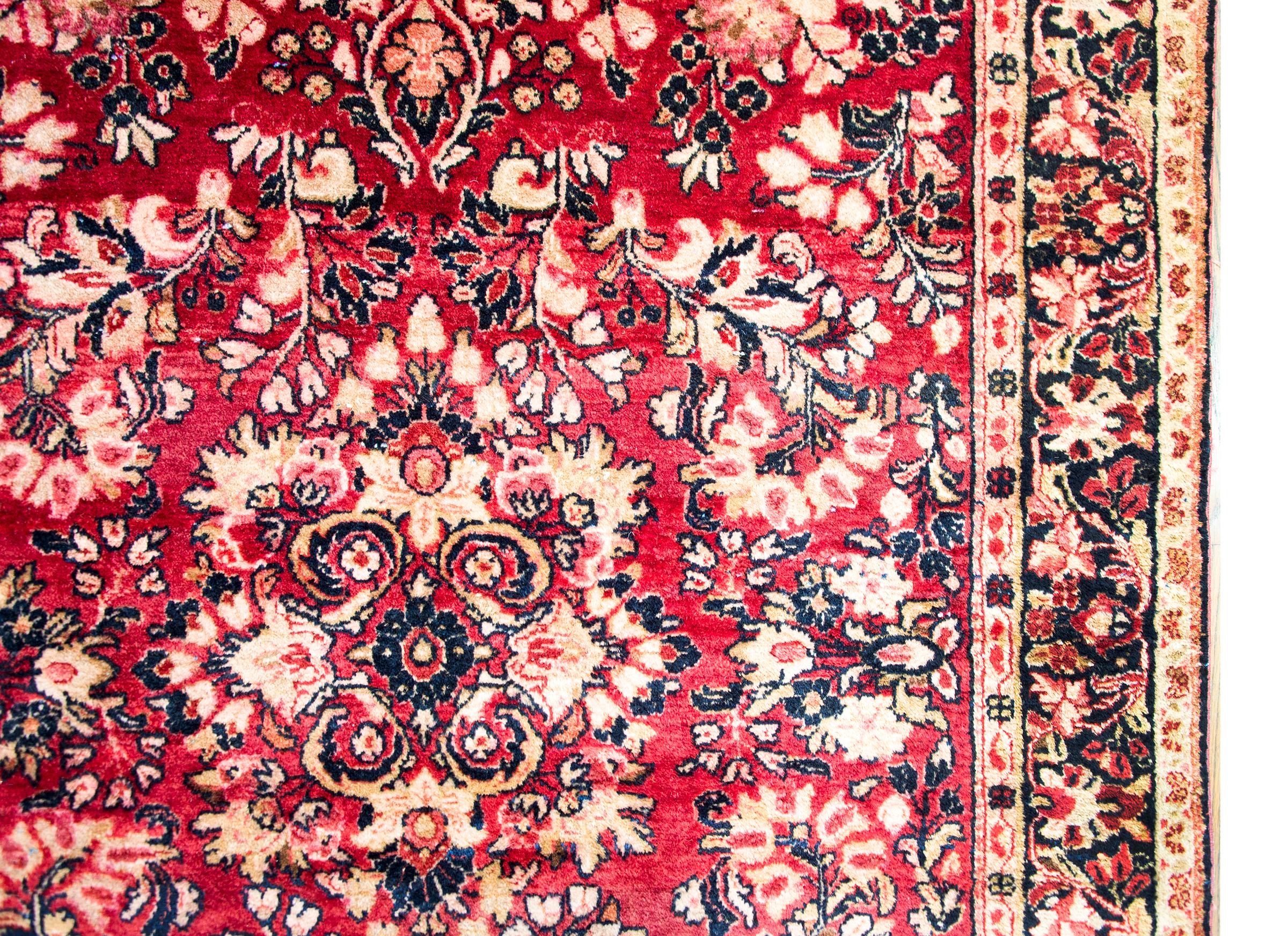 Early 20th Century Persian Sarouk Rug In Good Condition For Sale In Chicago, IL