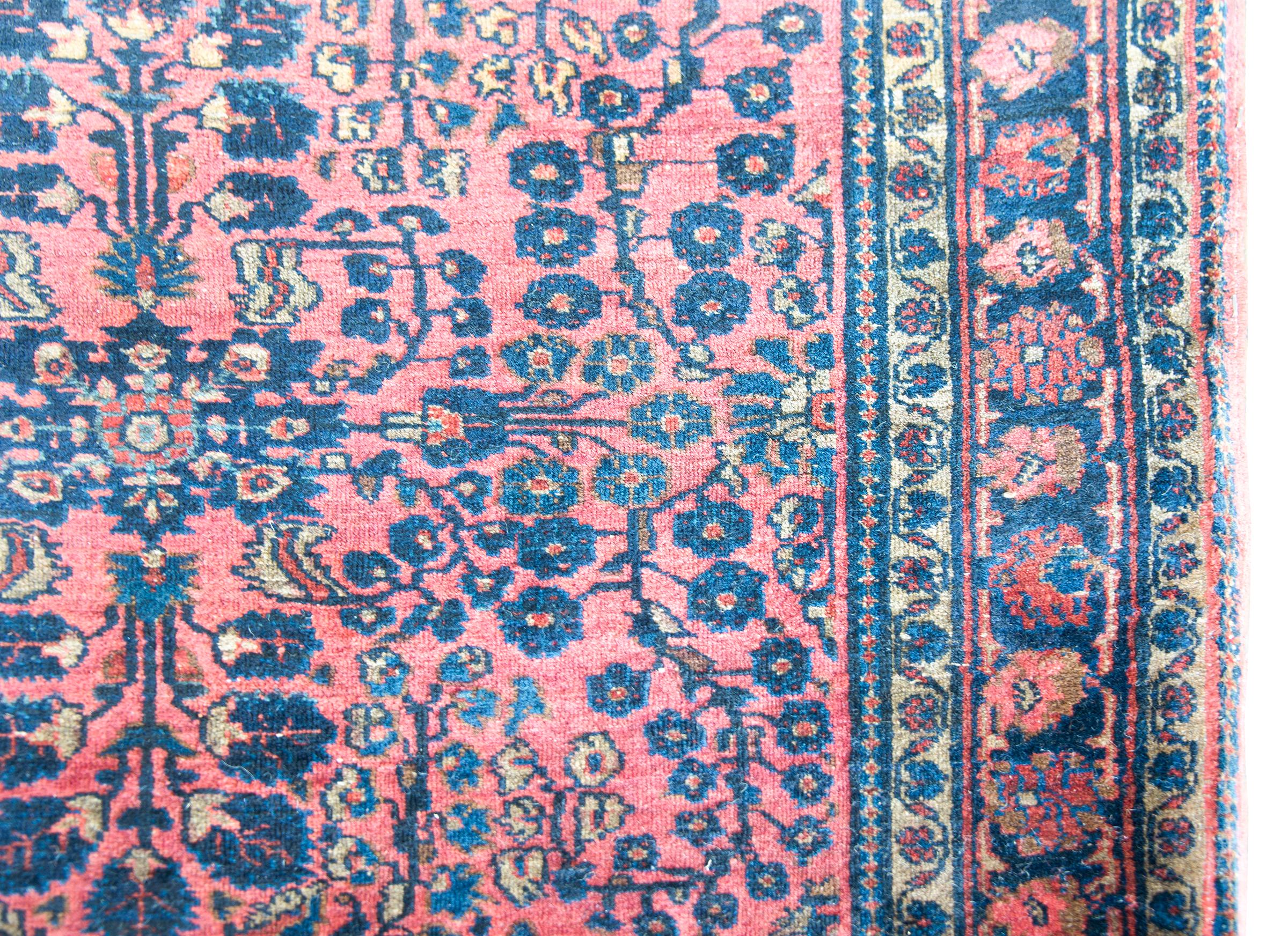 Early 20th Century Persian Sarouk Rug For Sale 3