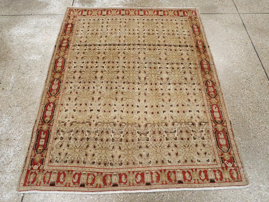 Un ancien tapis persan Senneh Malayer. Le nom est un aveu d'ignorance quant à la source exacte, mais le sol en paille-ivoire avec ses huit roues à picots boteh est un trope Senneh. La bordure abstraite en briques composée de cartouches octogonaux,
