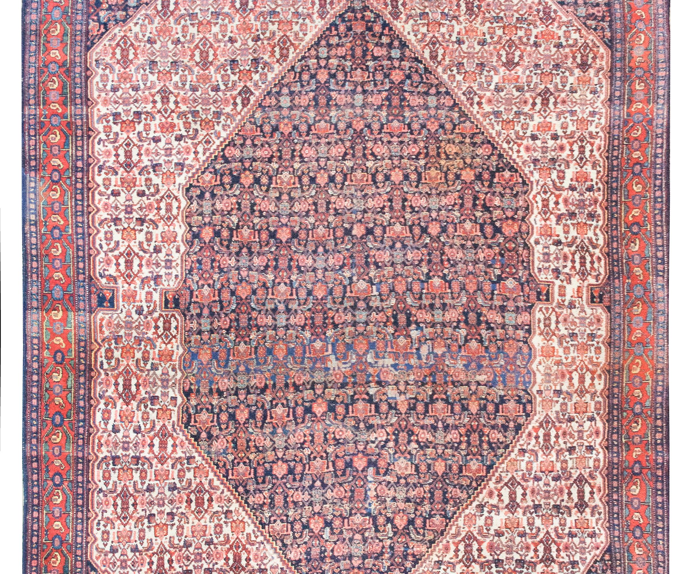 Dieser Senneh-Teppich ist ein exquisites Beispiel für die persische Handwerkskunst des frühen 20. Jahrhunderts und verkörpert das reiche Weberbe von Sanandaj, der Hauptstadt der iranischen Provinz Kurdistan. Senneh-Teppiche werden seit Jahrhunderten