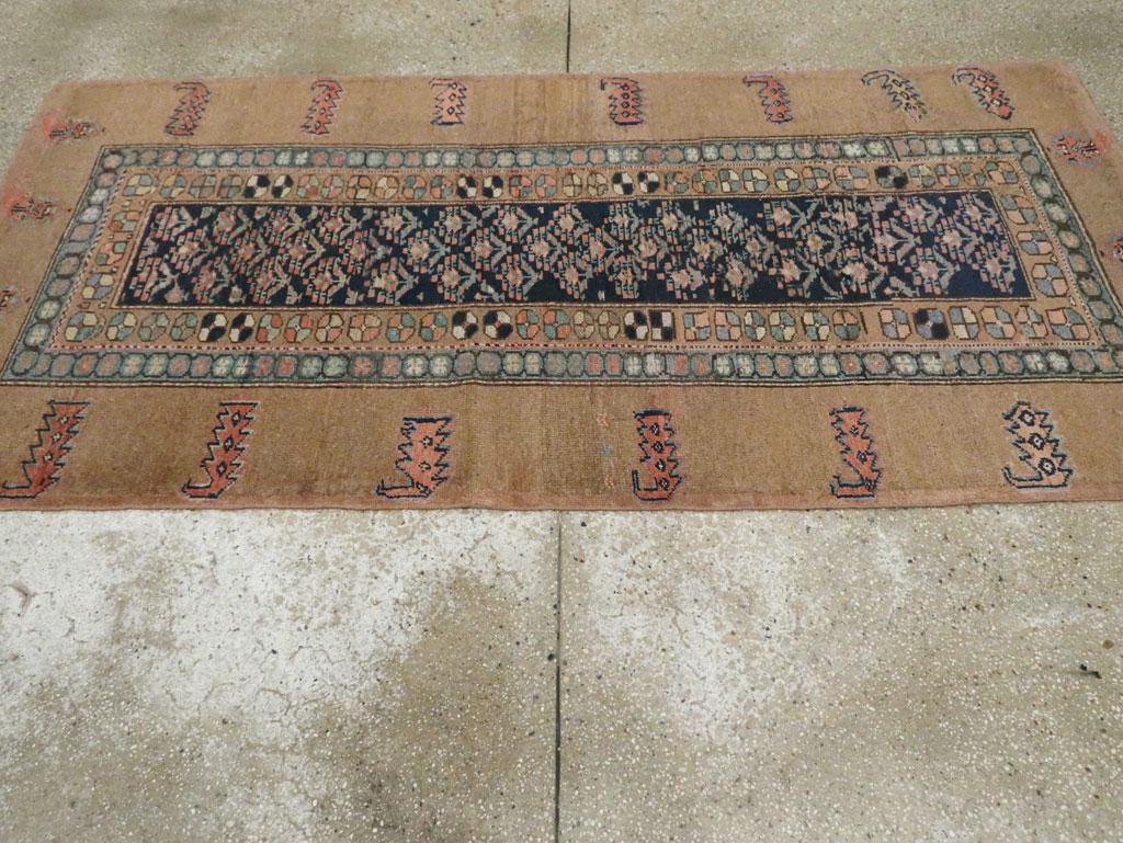 Alfombra de acento persa Serab de principios del siglo XX Anudado a mano en venta