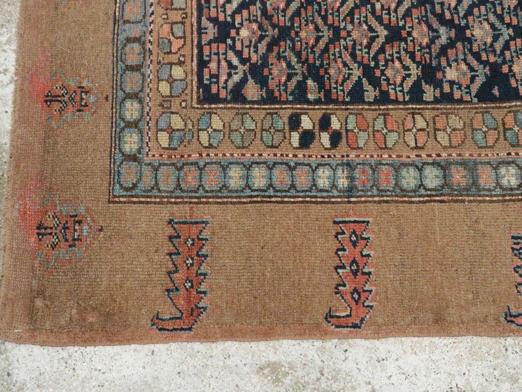 Alfombra de acento persa Serab de principios del siglo XX en Excelente estado para la venta en New York, NY