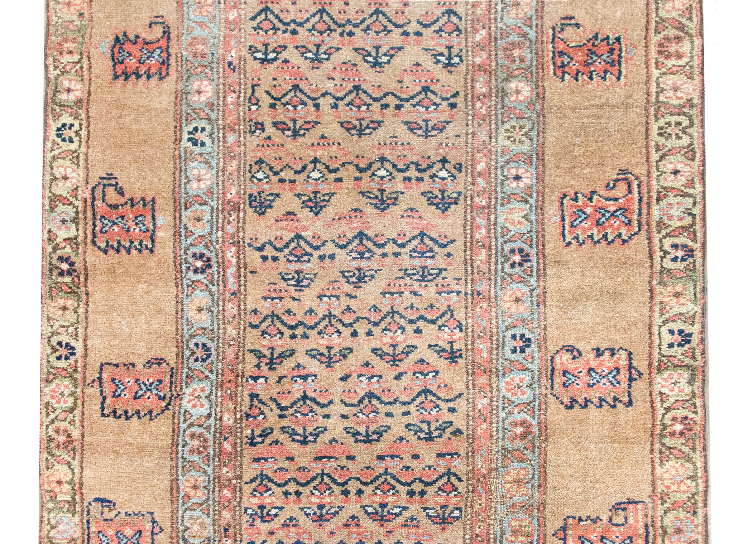 Excepcional alfombra persa Serab de principios del siglo XX, esta pieza se distingue por su dibujo finamente trazado y su paleta terrosa y natural. Tejidas en el pueblo de Serab, en el noroeste de Irán, estas alfombras suelen ser obra de tejedores