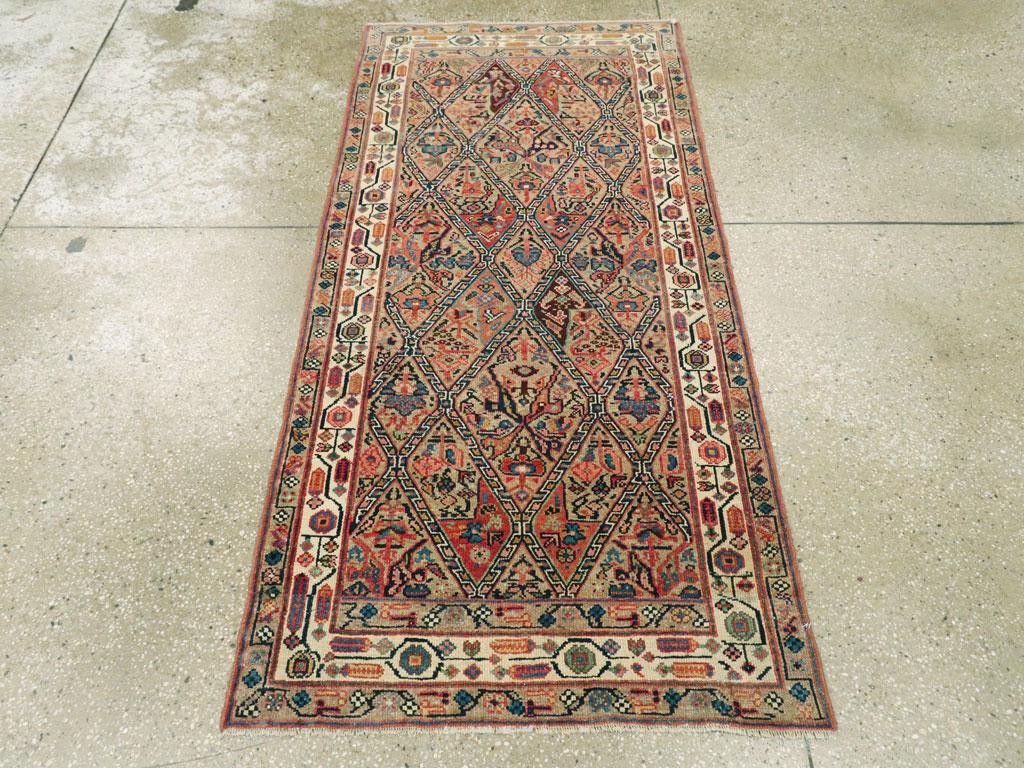 Un antico tappeto persiano Serab. Il campo in tonalità cammello presenta un motivo a rombi e losanghe delimitato da un reticolo avorio con un rigido motivo a vite interno. Le palmette eccentriche occupano le celle del traliccio. Il bordo avorio